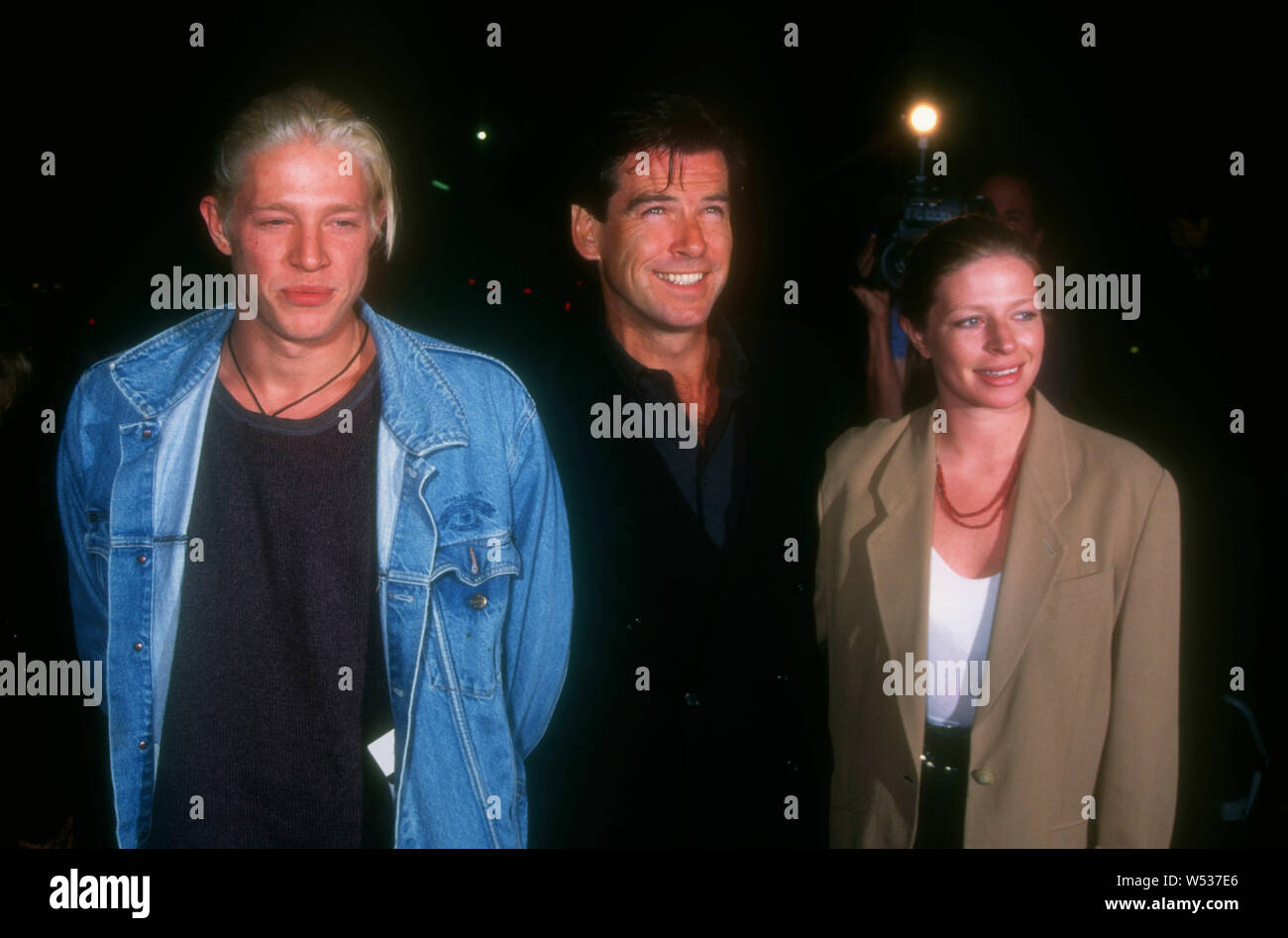 West Hollywood, Californie, USA 13 octobre 1994 Pierce Brosnan Acteur et fils Christopher Brosnan et sa fille Charlotte Brosnan assister à Warner Bros Pictures' 'Amour' Premiere le 13 octobre 1994 à la DGA Theatre de West Hollywood, Californie, USA. Photo de Barry King/Alamy Stock Photo Banque D'Images