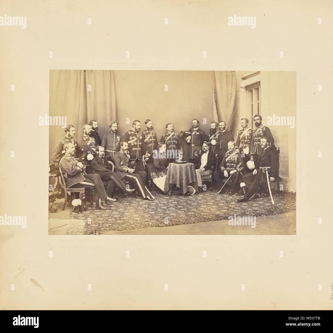 Portrait de groupe de Sir William Mansfield, Lady Margaret Mansfield, et son personnel, pas de bouilloire, Shimla, Inde, 1867, à l'albumine argentique, 19 × 28,5 cm (7 1/2 x 11 1/4 in Banque D'Images