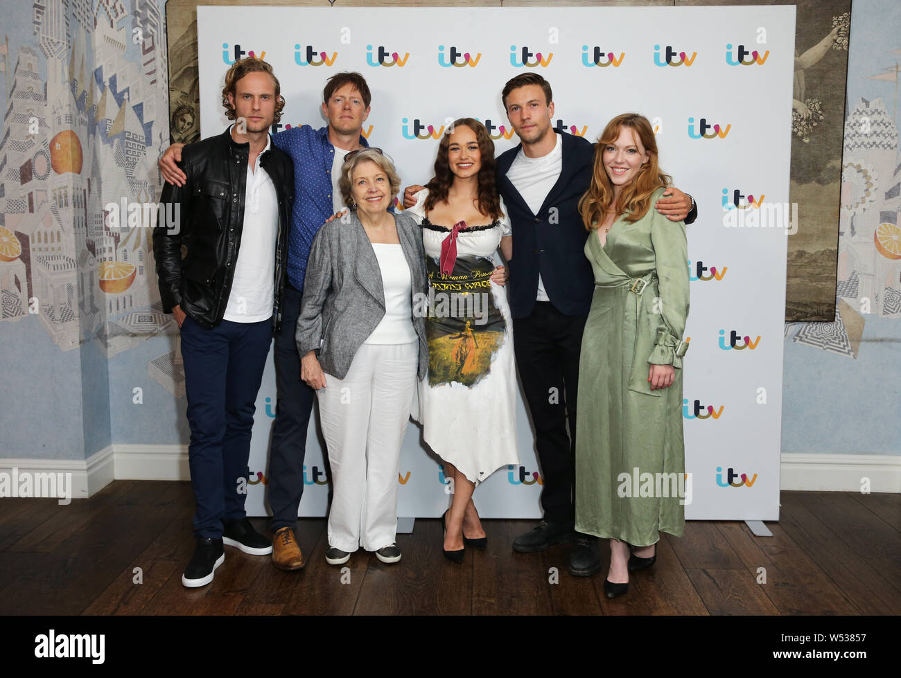 (De gauche à droite) Jack Fox, Kris Marshall, Anne Reid, Rose Williams, Leo Suter et Charlotte Spencer assistant à une photo pour le nouveau drame Jane Austen Sanditon à l'hôtel Soho à Londres. Banque D'Images