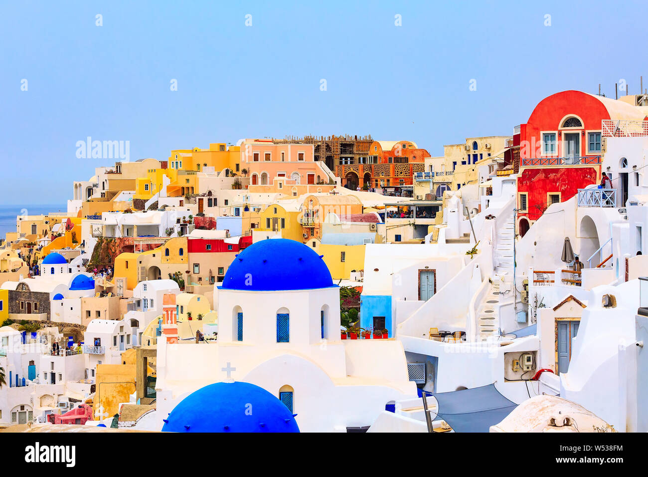 L'île de Santorin, Grèce, Oia village vue panoramique avec blue dome église et maisons colorées Banque D'Images