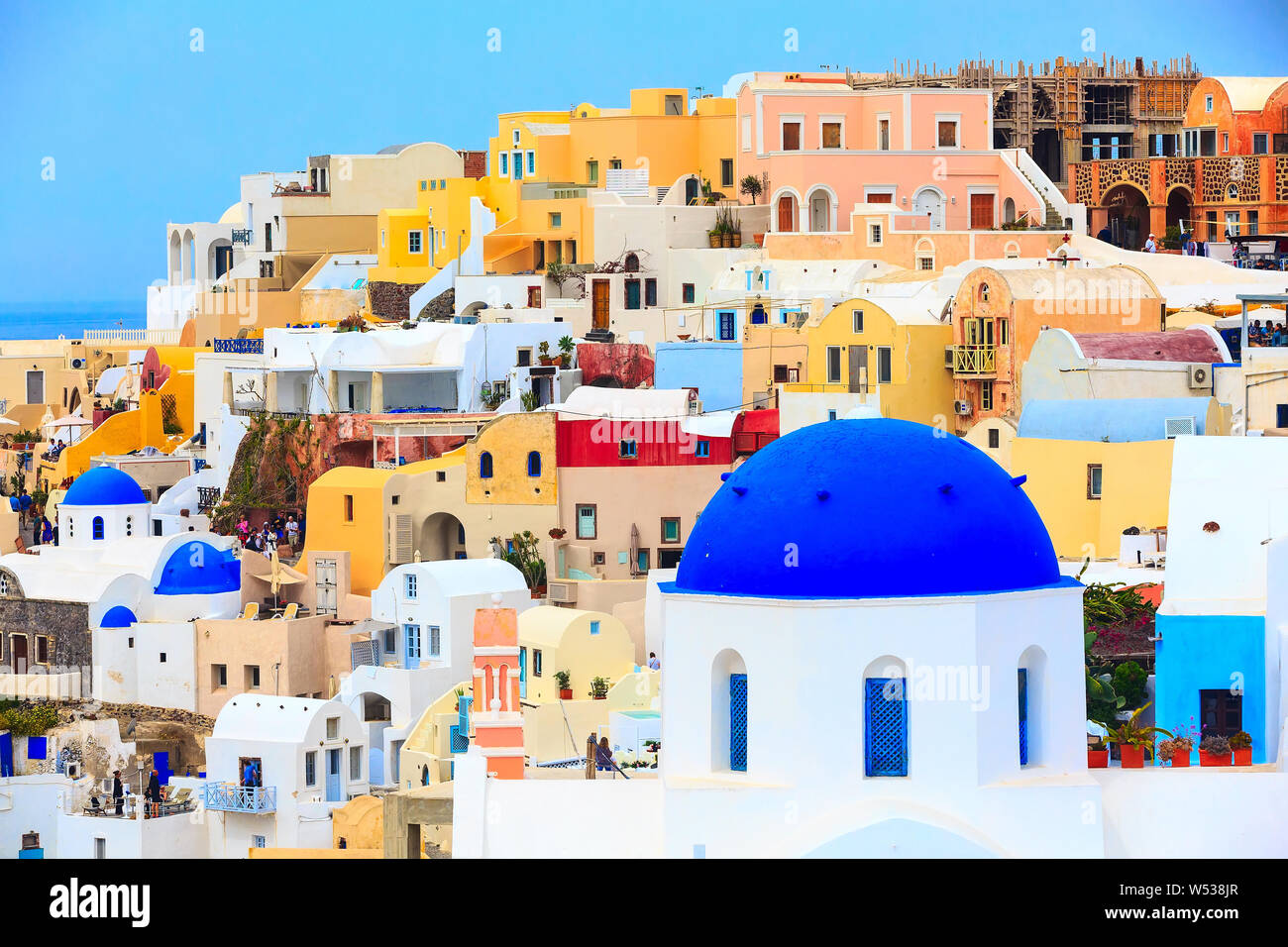 L'île de Santorin, Grèce, Oia village vue panoramique avec blue dome église et maisons colorées Banque D'Images