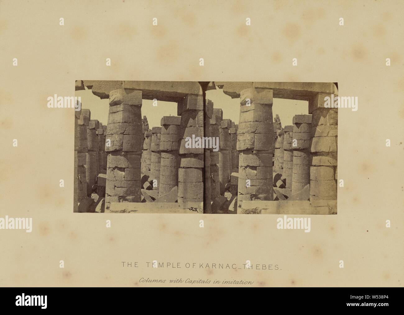 Le temple de Karnac, Thèbes. Les colonnes à chapiteaux en imitation d'un bourgeon de papyrus, Francis Frith (anglais, 1822 - 1898), Londres, Angleterre, 1859-1860, Teinté, à l'albumine argentique 7,3 x 14,5 cm (2 7/8 x 5 11/16 in Banque D'Images
