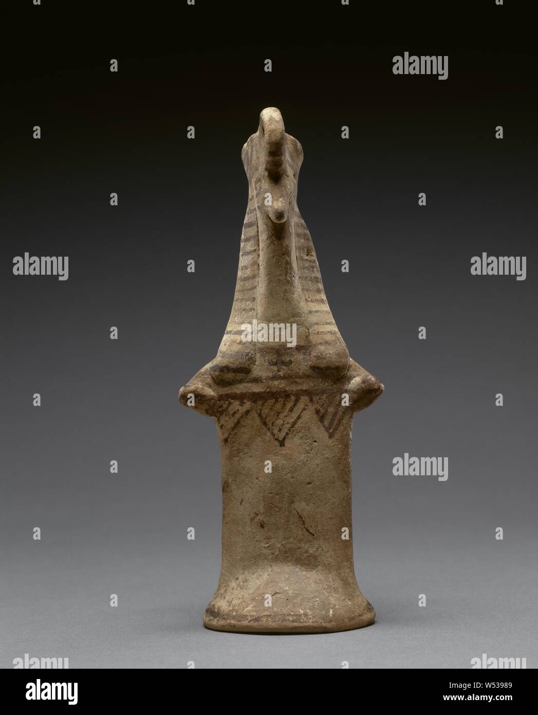Statuette d'une figure féminine, peut-être une déesse, Inconnu, Béotie, en Grèce, 7e siècle avant J.-C., terre cuite, 17,1 × 6,8 cm (6 3/4 x 2 11/16 in Banque D'Images