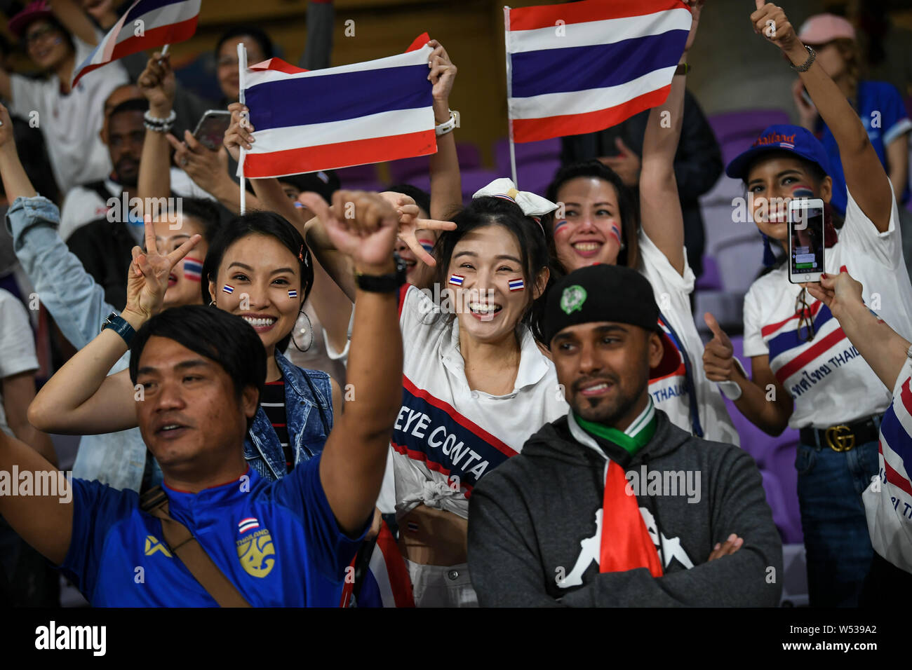 Les fans de football thaïlandais agitent leurs drapeaux nationaux à soutenir l'équipe nationale de football pour la Thaïlande dans l'AFC Asian Cup Groupe F match contre United Ara Banque D'Images