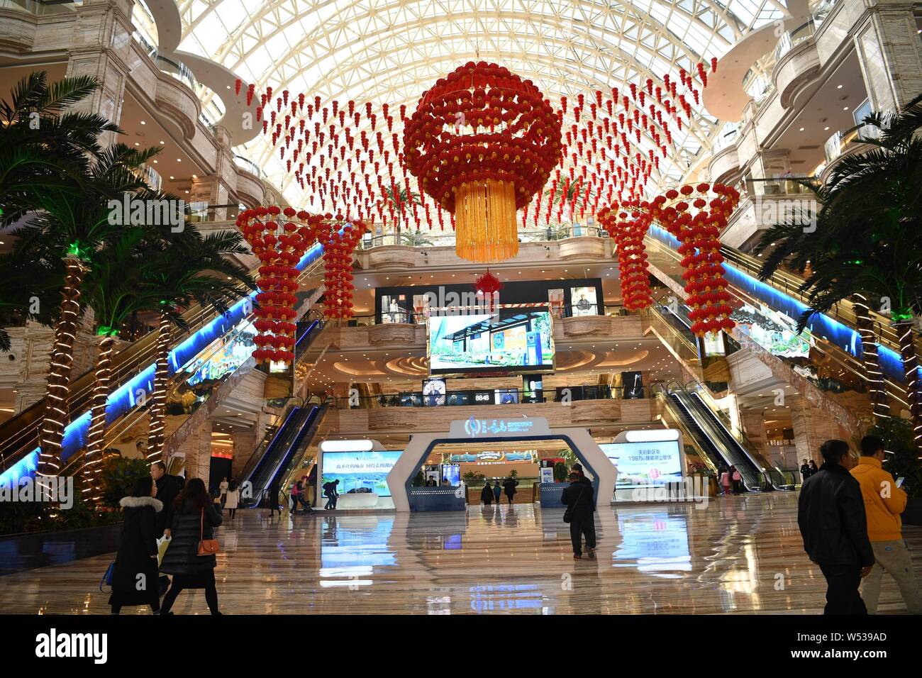 Le siècle nouveau Centre mondial, le plus grand édifice autonome dans le monde, est décorée avec des lanternes rouges pour la prochaine fête du printemps ou le Banque D'Images