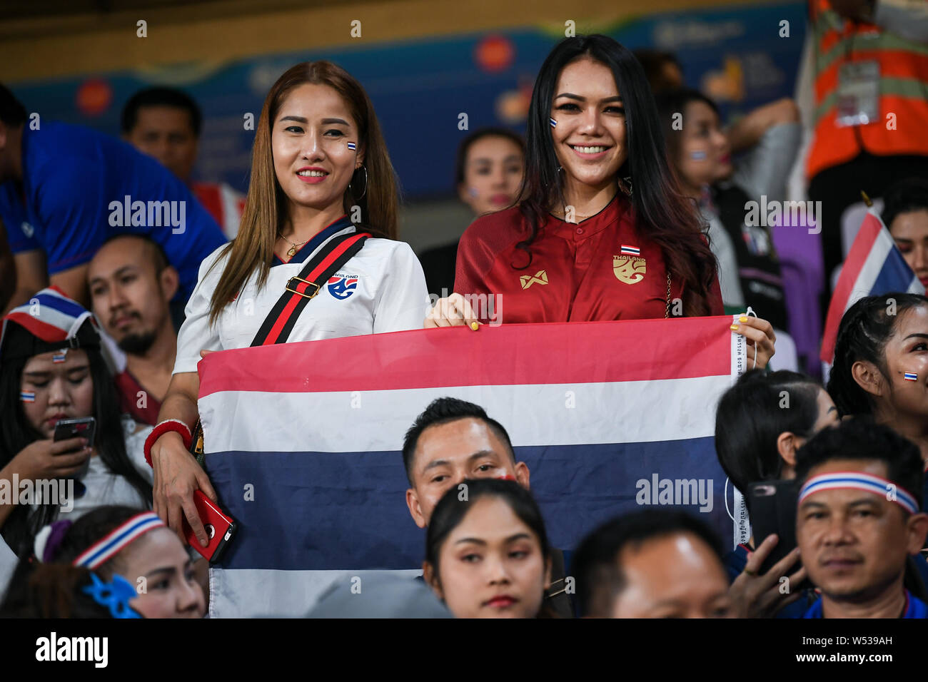 Les fans de football thaïlandais agitent leurs drapeaux nationaux à soutenir l'équipe nationale de football pour la Thaïlande dans l'AFC Asian Cup Groupe F match contre United Ara Banque D'Images