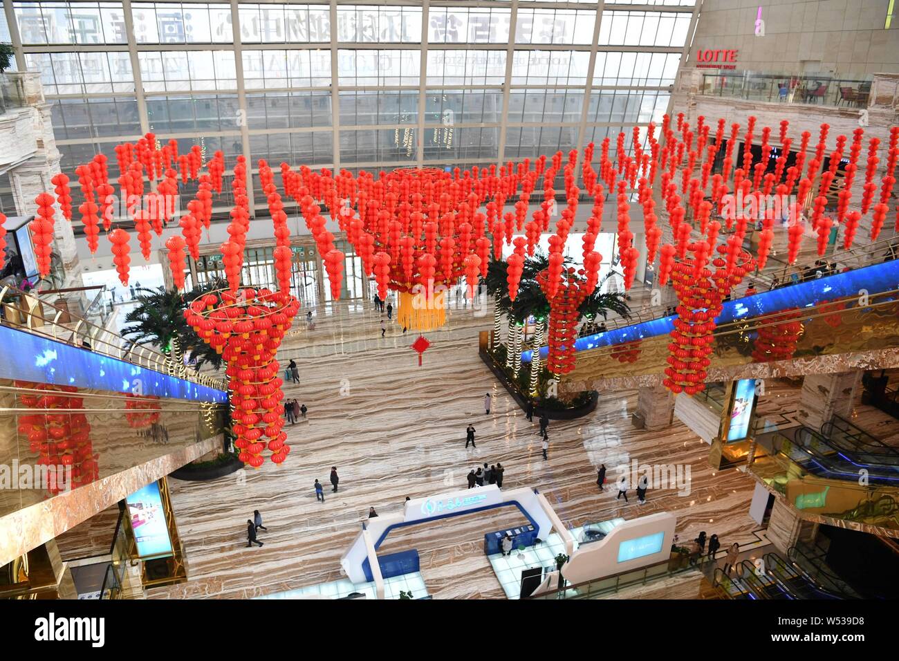 Le siècle nouveau Centre mondial, le plus grand édifice autonome dans le monde, est décorée avec des lanternes rouges pour la prochaine fête du printemps ou le Banque D'Images