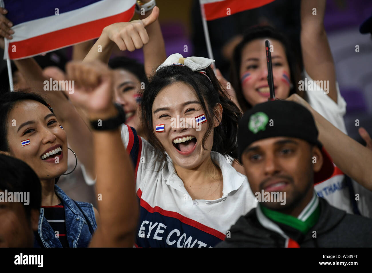 Les fans de football thaïlandais agitent leurs drapeaux nationaux à soutenir l'équipe nationale de football pour la Thaïlande dans l'AFC Asian Cup Groupe F match contre United Ara Banque D'Images