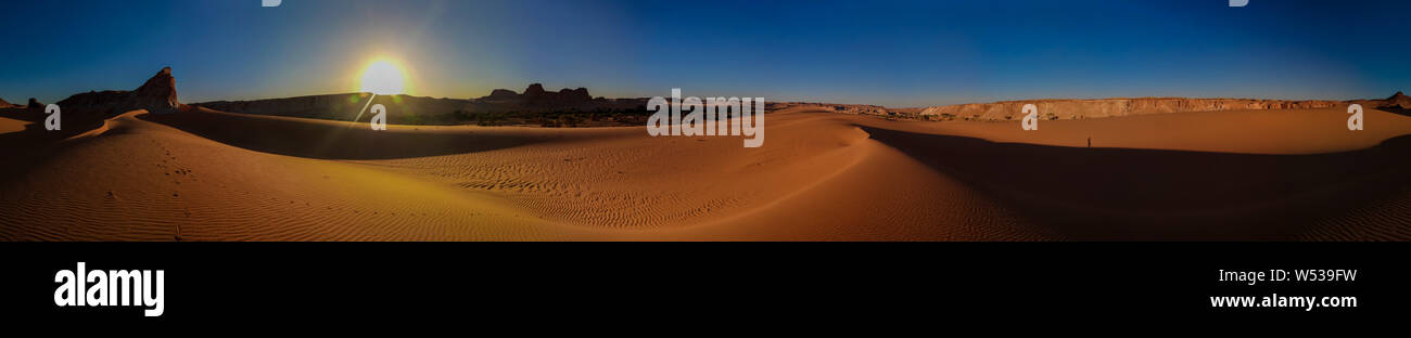 Antenne de 360 degrés vue panoramique sur Daleyala Boukkou et groupe d'Ounianga Serir lac lacs au lever du soleil , l'Ennedi, Tchad Banque D'Images