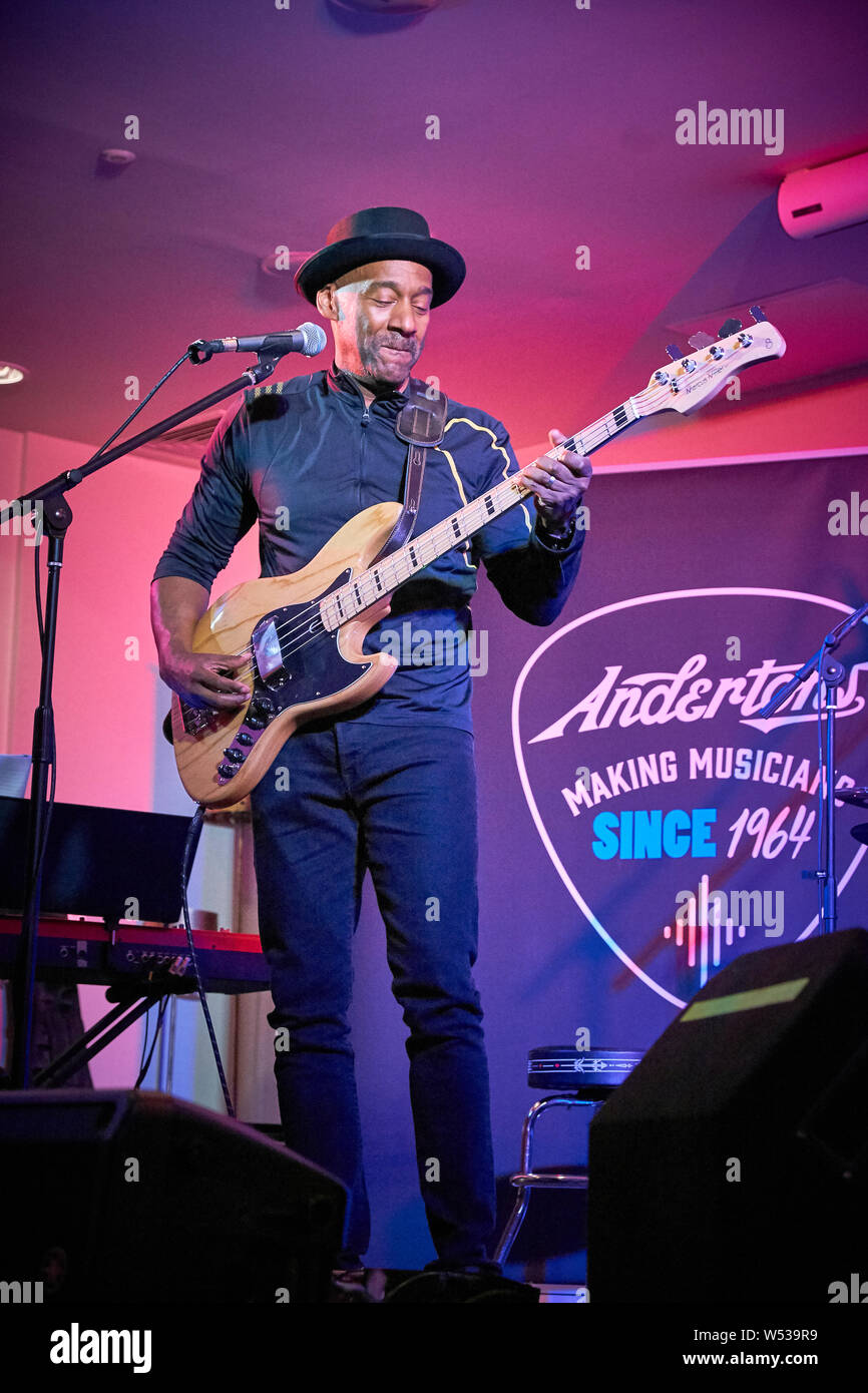 Marcus Miller semble promouvoir sa propre gamme de Sire basses à l'Harbour Hotel Guildford en partenariat avec musique Andertons. Connu sous le nom de la chèvre (plus grand de tous les temps), Marcus a joué de la basse électrique d'abord en tant que musicien de studio dans un style jazz-funk puis avec Miles Davis à partir de 2002 et a collaboré sur des albums 'Tutu', 'Amandla' et 'Siesta'. Il a aussi écrit pour Luther Vandross, Dave Sanborn, Donald Fagen. Deux fois lauréat du prix Grammy, en 2013 il a été nommé Artiste de l'UNESCO pour la paix. Il est aussi un producteur, arrangeur et compositeur. Le plus notable de ses propres albums sont 'The Sun Don't Lie' et 'Tales'. Banque D'Images