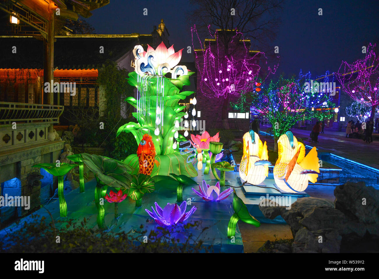 Lanternes colorées et des décorations pour célébrer le prochain Nouvel An chinois ou fête du printemps s'affichent en Laomendong, une région historique t Banque D'Images