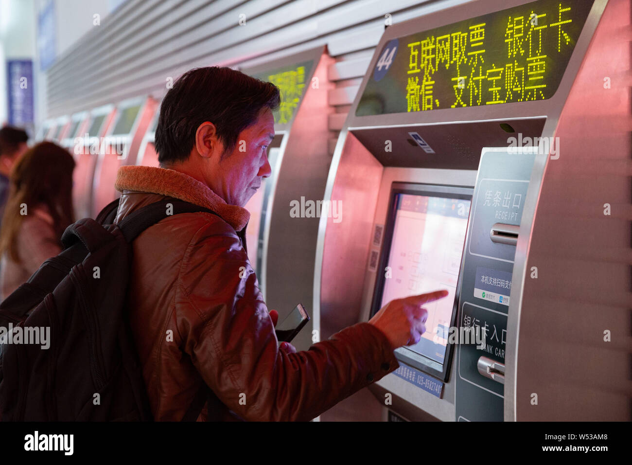 --FILE--un Chinois achète ses billets de train pour le Festival de Printemps les rush, également connu sous le nom de 'Chunyun', à la gare de Nanjing à Nan Banque D'Images