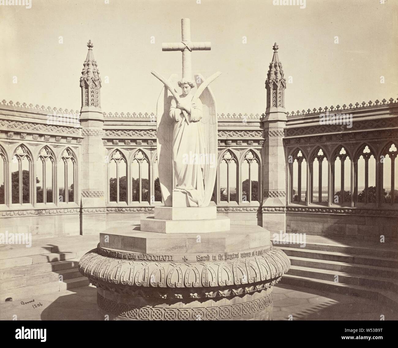 Cawnpore, Le Mémorial même, la statue en marbre par Marochetti, de l'entrée, Samuel Bourne (anglais, 1834 - 1912), de Cawnpore, Inde, 1865-1866, à l'albumine argentique, 23,4 × 28,8 cm (9 5/16 3/16 × 11 dans Banque D'Images
