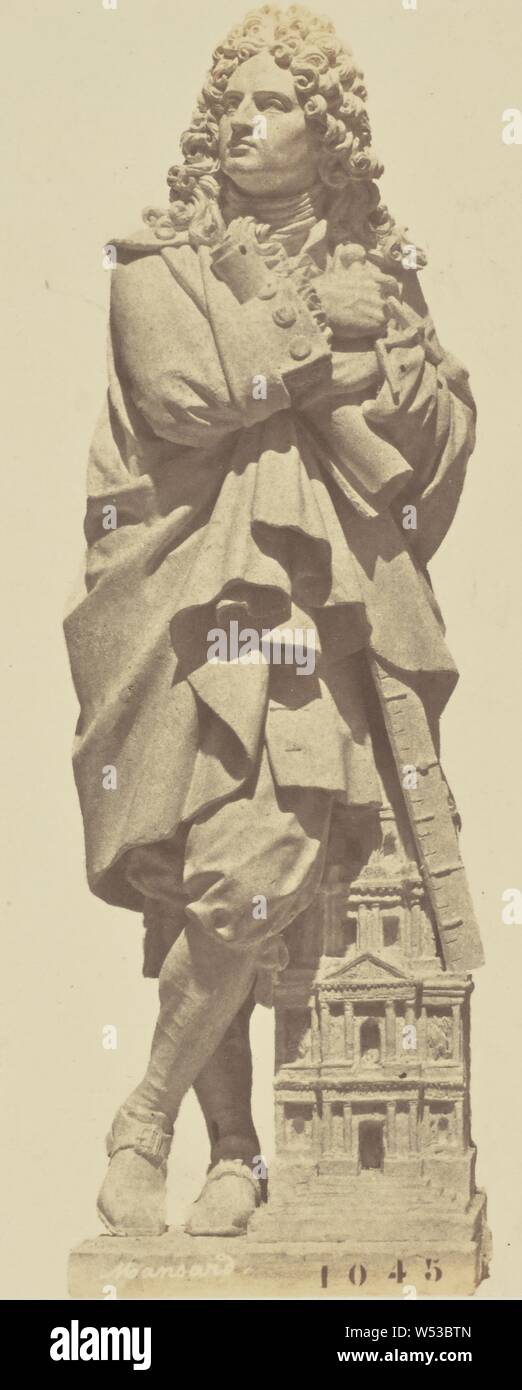 Mansart, statue par Jean-Joseph Perraud, décoration de l'Hôtel du Louvre, Paris, Édouard Baldus (Français, né en Allemagne, 1813 - 1889), Paris, France, 1852-1857, impression sur papier salé, 17,9 × 7,7 cm (7 1/16 x 3 1/16 in Banque D'Images