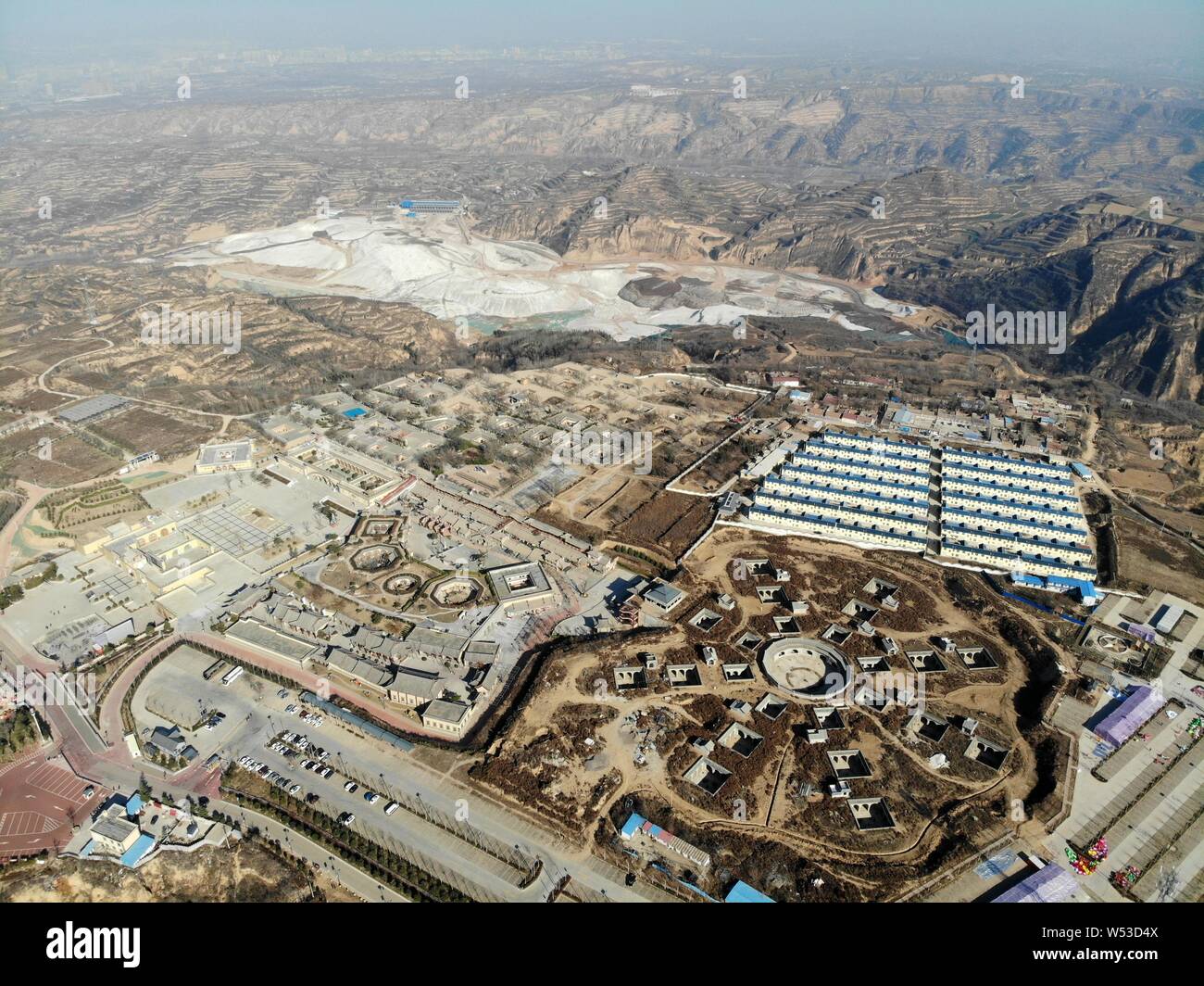 Vue aérienne de l'habitat troglodytique complexe dans la forme de schéma de Bagua en construction à Shanzhou Sanmenxia city, District dans le centre de la Chine est d'Héna Banque D'Images