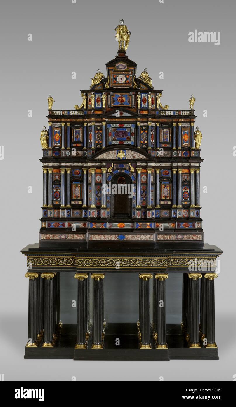 Le Borghese-Windsor Cabinet, Inconnu, Italie, cabinet de 1620, avant 1821, le Cabinet stand : sapin chtaignier noyer et panneaux avec divers bois durs tropicaux, serti de lapis lazuli, de jaspe, l'agate, l'améthyste, et autres pierres dures ('pietre dure" en italien), bronze doré, argent et argent doré, peuplement : hêtre, chêne et acajou noirci et panneaux avec de l'ébène, les colonnes d'ébène, laiton laqué, verre réfléchissant, 178 × 126 × 54 cm (70 1/16 × 49 × 21 5/8 po 1/4 po Banque D'Images