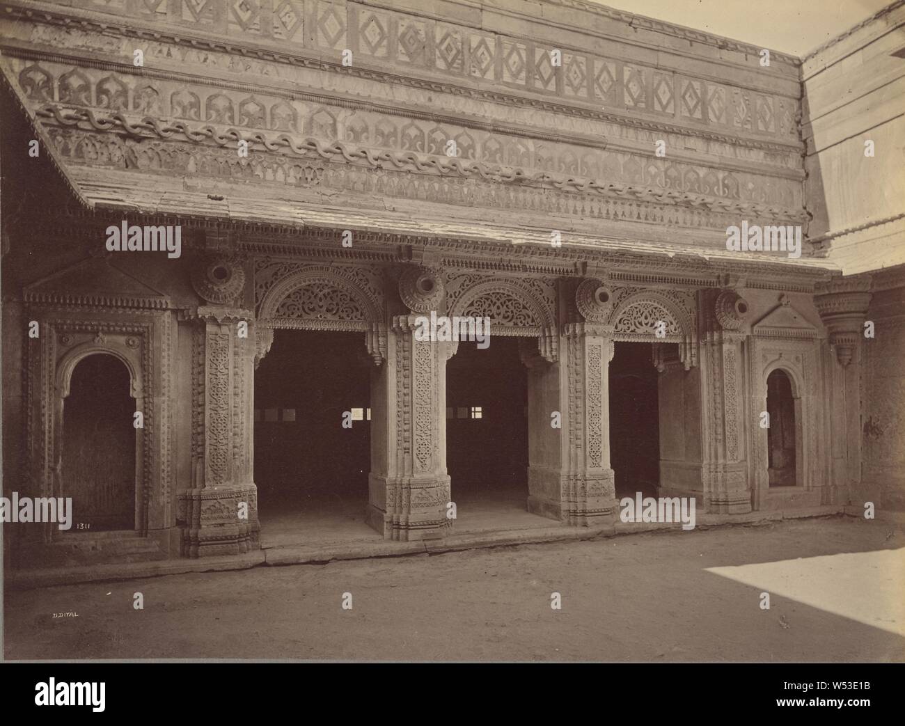 Visage sculpté extra-Court Yard Man Mandir sic, Gwalior, Lala Deen Dayal (Indiens, 1844 - 1905), Gwalior, Madhya Pradesh, Inde, 1882, à l'albumine argentique, 19,2 × 26,4 cm (7 3/8 à 9/16 × 10 Banque D'Images