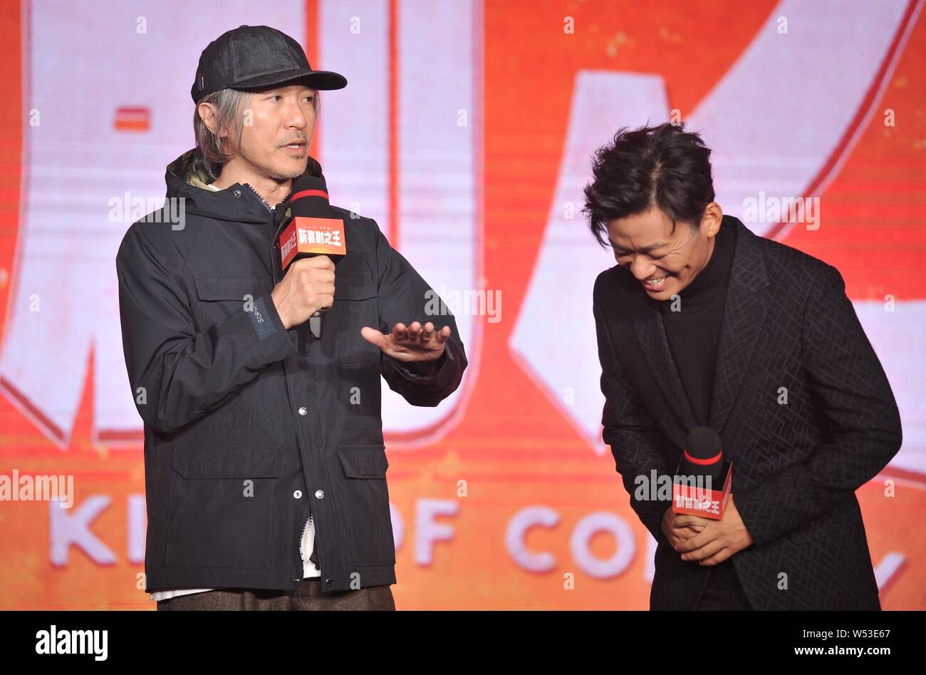 Directeur de Hong Kong et l'acteur Stephen Chow Sing Chi, à gauche, et l'acteur Wang Baoqiang assister à une conférence de presse pour le nouveau film 'Le nouveau Roi de la Comédie" Banque D'Images