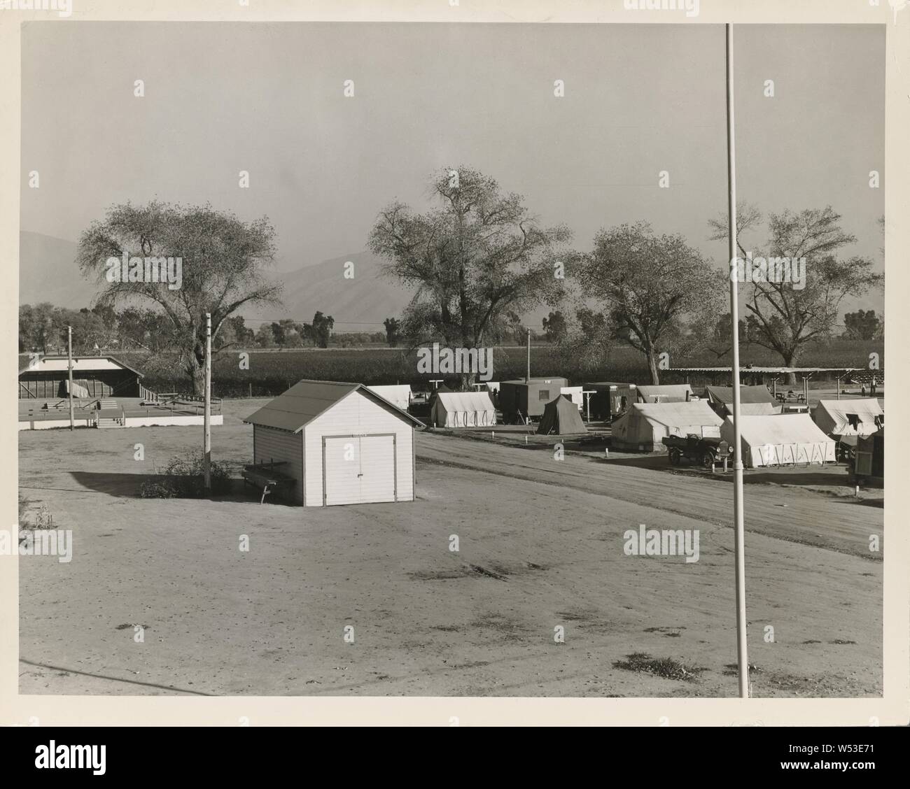 Vue sur le camp de migrants de Kern, un centre communautaire à la gauche. La Californie, Dorothea Lange (américain, 1895 - 1965), novembre 1936, Tirage argentique, 18,5 × 23,9 cm (7 5/16 x 9 7/16 in Banque D'Images