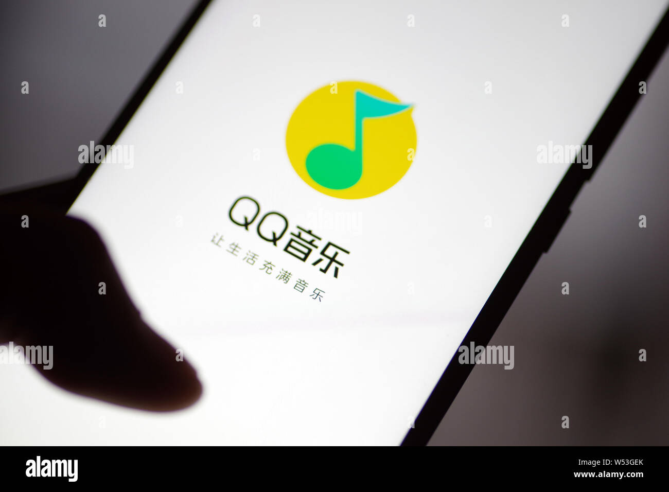 Un résident chinois utilise l'app de musique de Tencent QQ Music Entertainment Group (TME) sur son smartphone en Jinan City, Shandong, Chine orientale provinc Banque D'Images