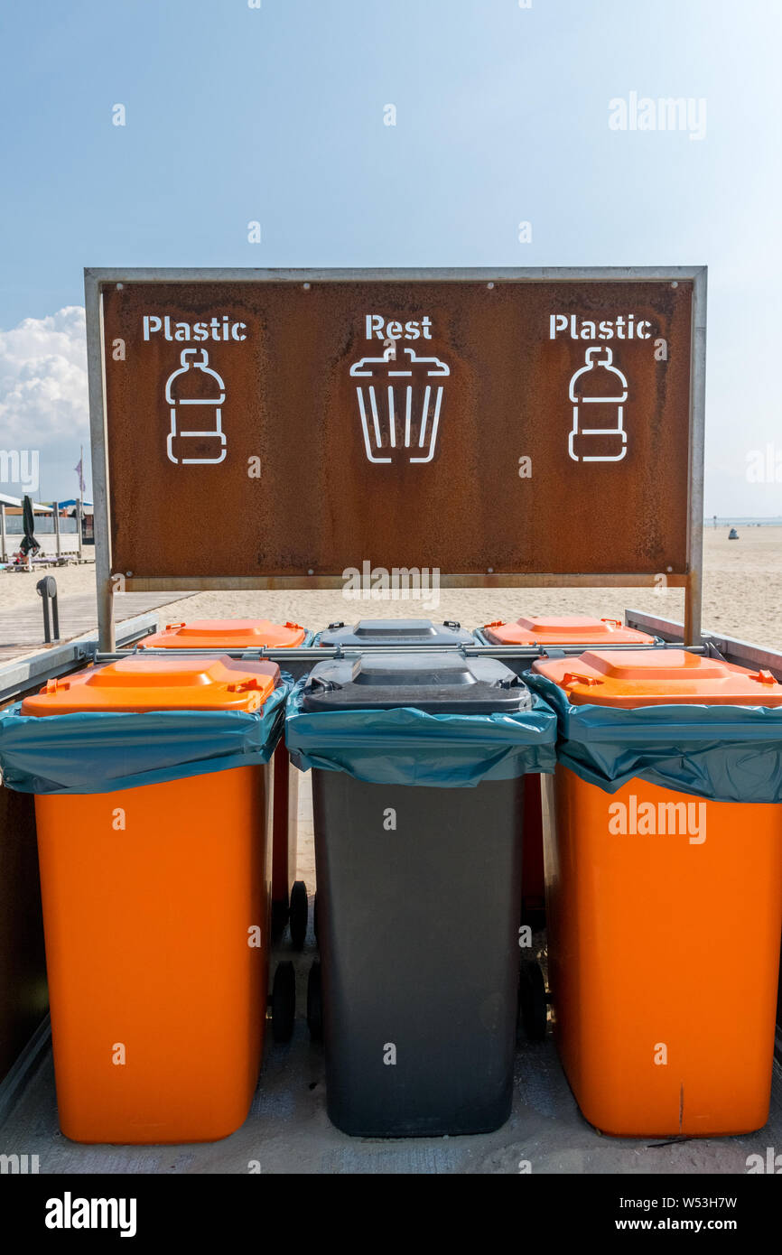 Les déchets de plastique et d'autres bacs de recyclage. Banque D'Images