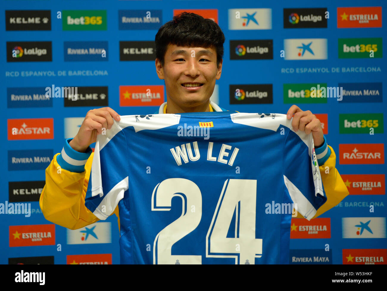Joueur de football chinois Wu Lei pose avec son nouveau jersey à la  conférence de presse au cours de sa présentation officielle en tant que  joueur signé récemment pour l'espagnol Photo Stock -
