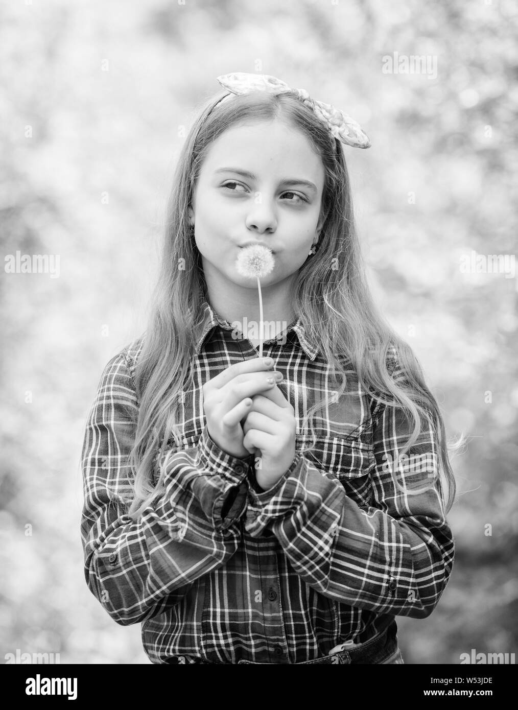 Vacances d'été. Rancho et pays. La beauté naturelle. Le bonheur de la petite enfance. bonne enfant tenir blowball. petite fille et avec des fleurs de pissenlit taraxacum.. Maison de vacances de printemps. Journée de la femme. J'aime le jardinage. Banque D'Images