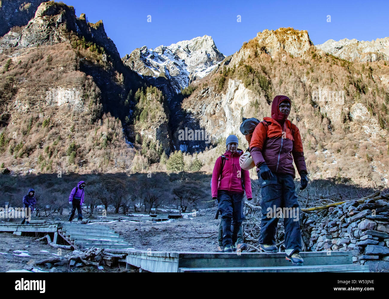 Les amateurs chinois participent à une cascade de glace au Mont Siguniang, Ngawa et tibétain, le sud-ouest de la province chinoise du Sichuan Banque D'Images