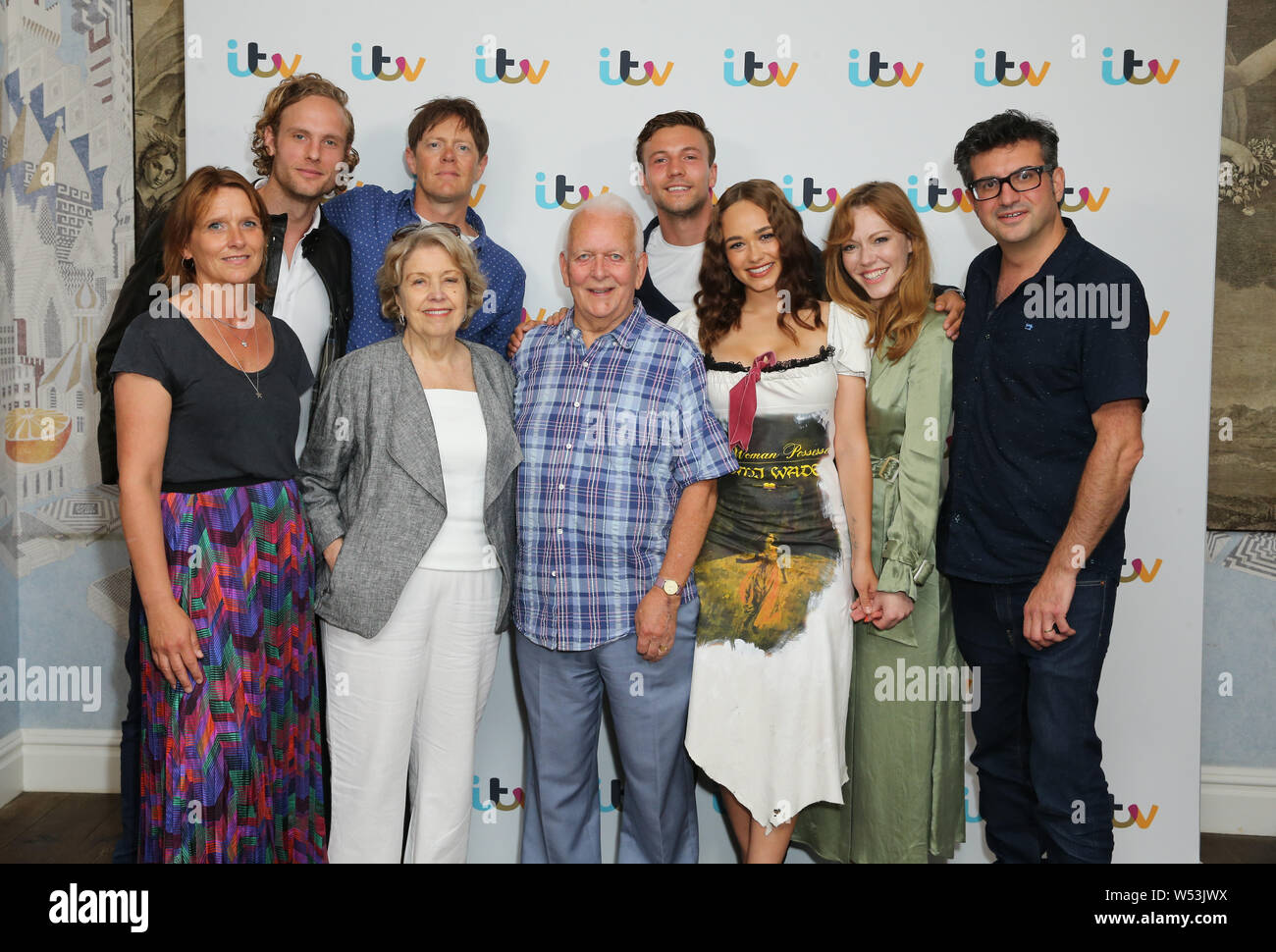 À l'embargo 0001 Samedi 27 juillet (de gauche à droite) Jack Fox, Kris Marshall, Anne Reid, Rose Williams, Leo Suter et Charlotte Spencer participant à un photocall pour le nouveau théâtre Sanditon de Jane Austen à la l'Hôtel de Soho à Londres. ... 26-07-2019 ... Photo par : isabel Infantes/PA Wire Banque D'Images