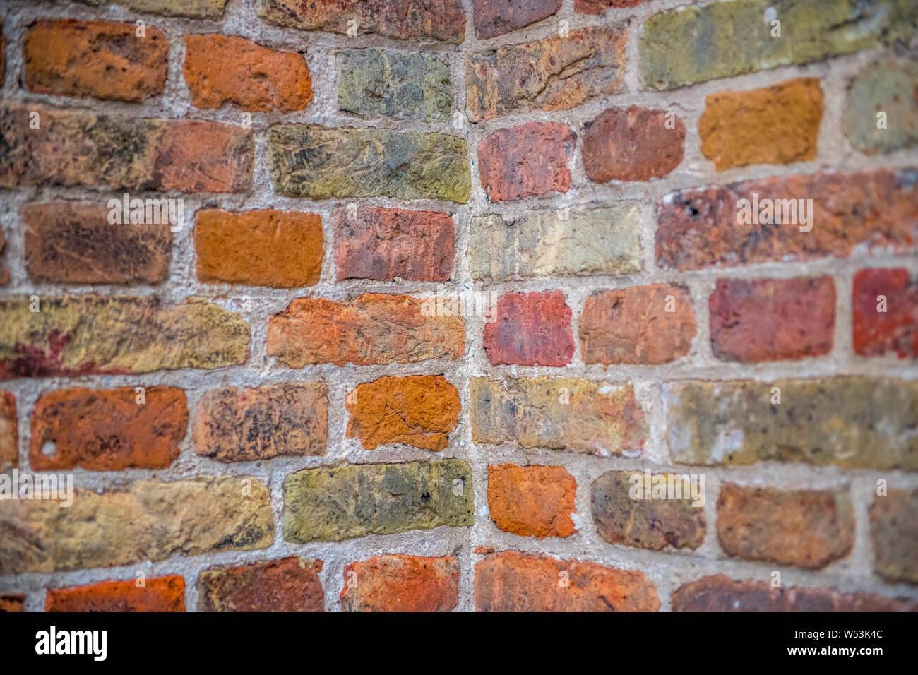 Bâtiment en briques faites à la main à partir de différentes couleurs avec mortier de chaux. Banque D'Images