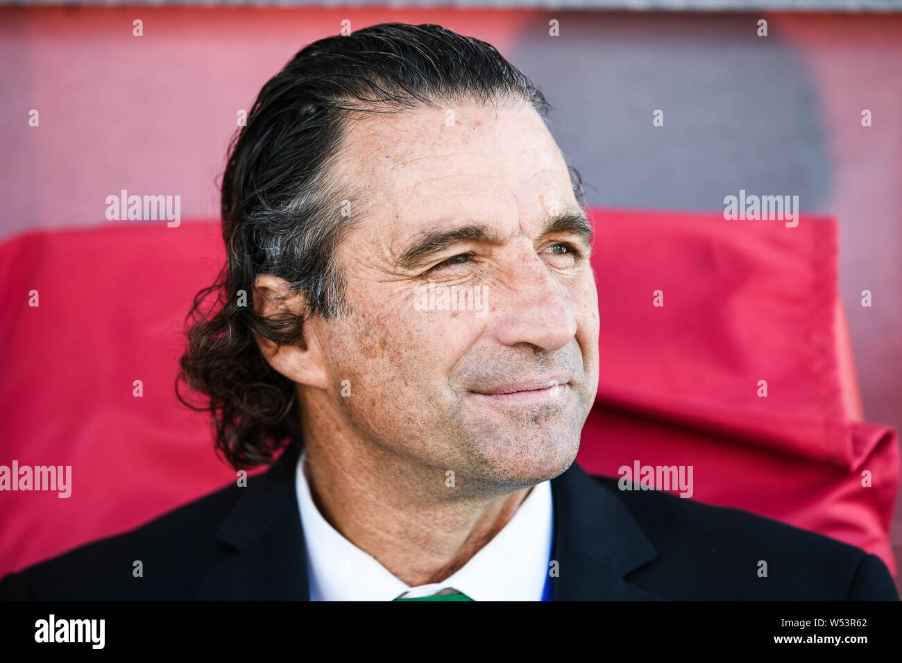 Juan Antonio Pizzi entraîneur-chef de l'Arabie saoudite réagit à la ronde de 16 match entre le Japon et l'Arabie saoudite lors de la coupe d'Asie de l'AFC 2019 à Sharjah, Banque D'Images