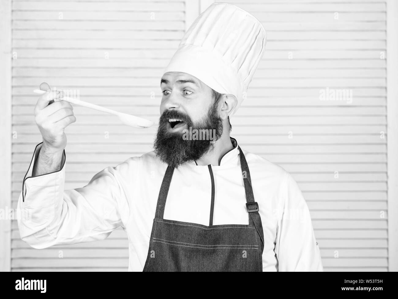 Cuillère en bois. Végétarien. Mature chef avec barbe. Homme barbu cuisiner dans une cuisine, culinaire. Chef de l'homme à chapeau. Recette goût secret. Les régimes et l'alimentation biologique, de vitamine. La cuisson des aliments sains. Banque D'Images