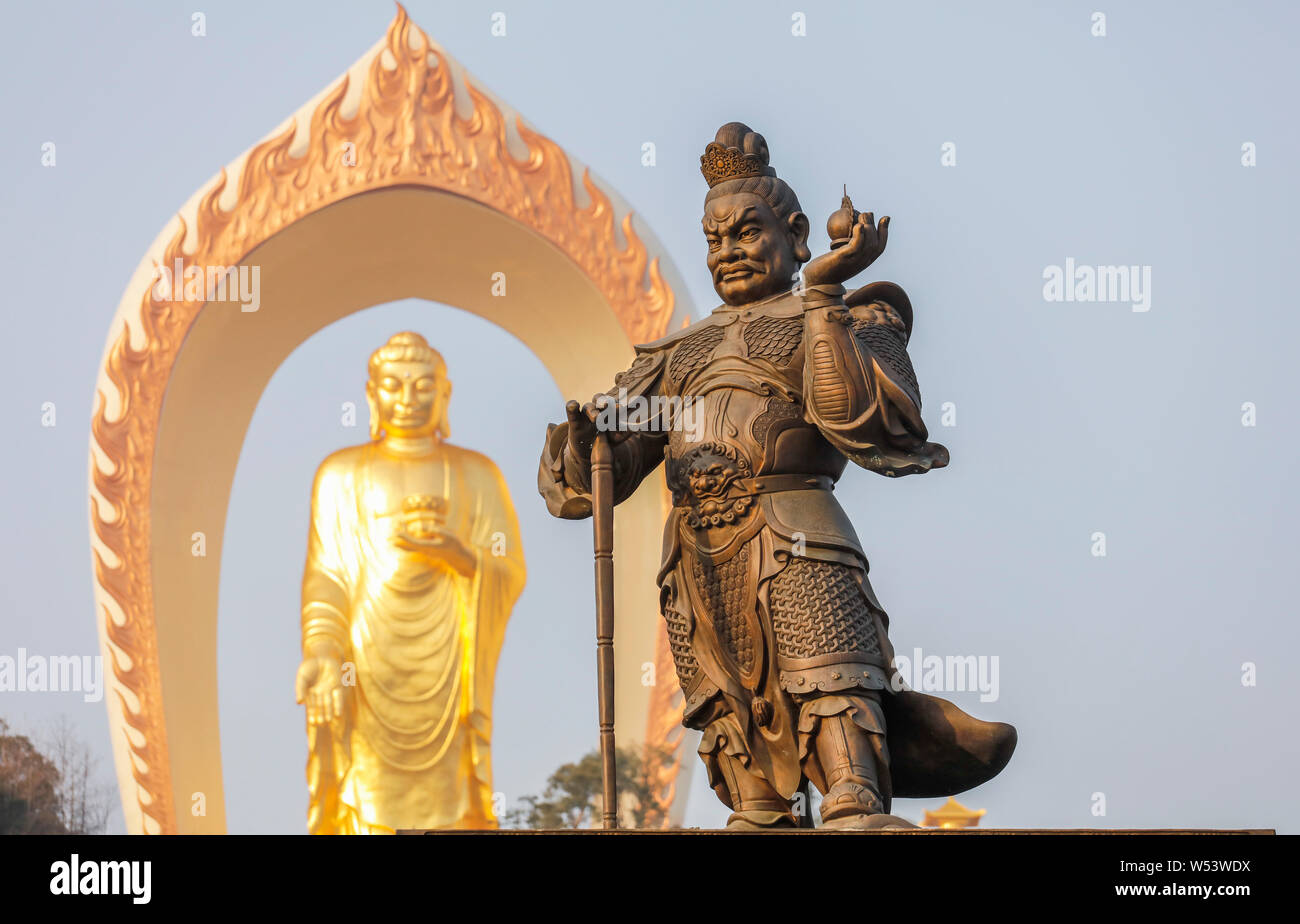 La statue du Bouddha Donglin est vue à la Temple de Donglin Xingzi county, ville, est de la Chine dans la province de Jiangxi, du 24 janvier 2019. Le bronze Banque D'Images