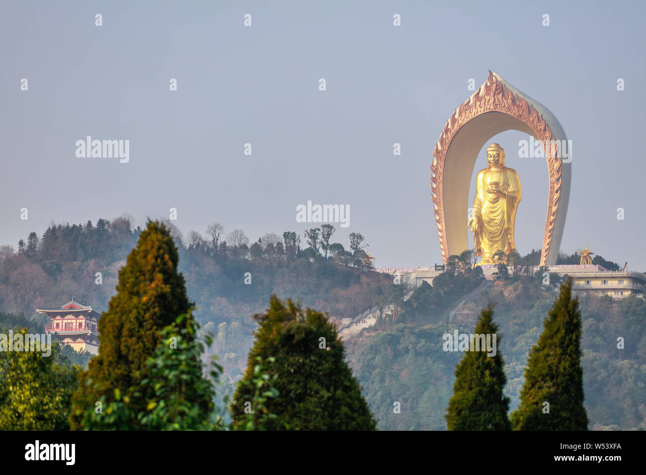 La statue du Bouddha Donglin est vue à la Temple de Donglin Xingzi county, ville, est de la Chine dans la province de Jiangxi, du 24 janvier 2019. Le bronze Banque D'Images