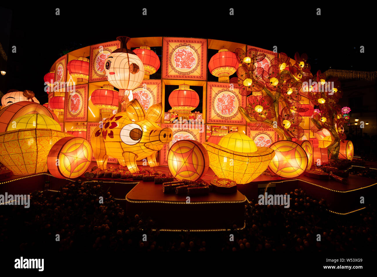 Les décorations sont lanterne illuminée pour marquer la Fête du printemps à venir ou le Nouvel An Chinois (année du cochon) à Macao, Chine, 27 janvier 2019. Banque D'Images