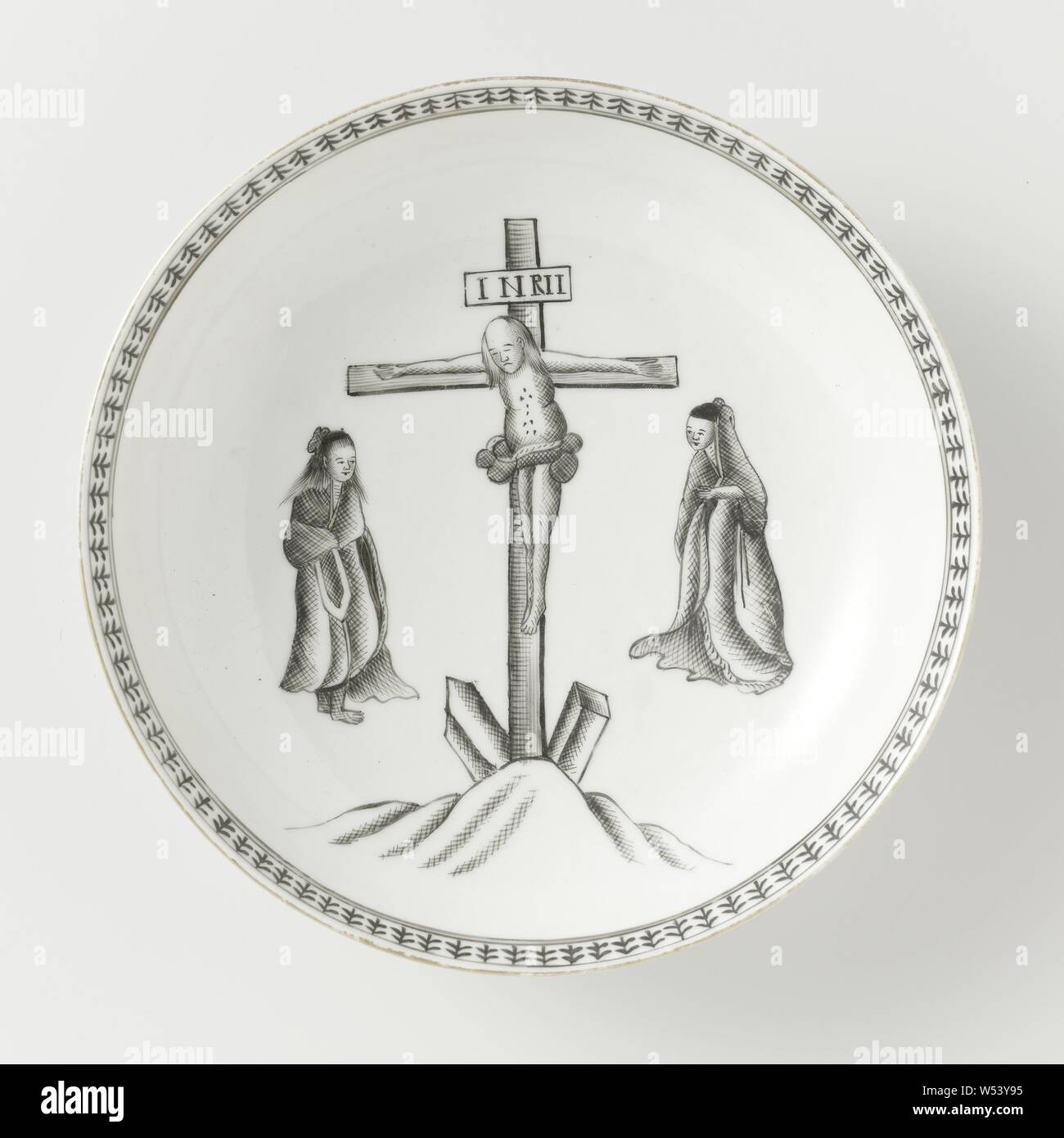 Plat de soucoupe bac avec une scène de crucifixion, plat en porcelaine avec mur de ronde, peinte sur l'émail en noir et or. Sur la plaque de l'antenne parabolique d'une représentation de la Crucifixion avec les deux maries, un groupe avec un motif décoratif sur le bord intérieur. Partie d'un service à thé. Salon européen en encre de Chine., anonyme, la Chine, l'c. 1780, dynastie Qing-(1644-1912) / période de Qianlong (1736-1795), Porcelaine, glaçure (matériel), de l'or (métal), la vitrification, H 3,5 cm d 9,4 cm 15,5 cm d Banque D'Images