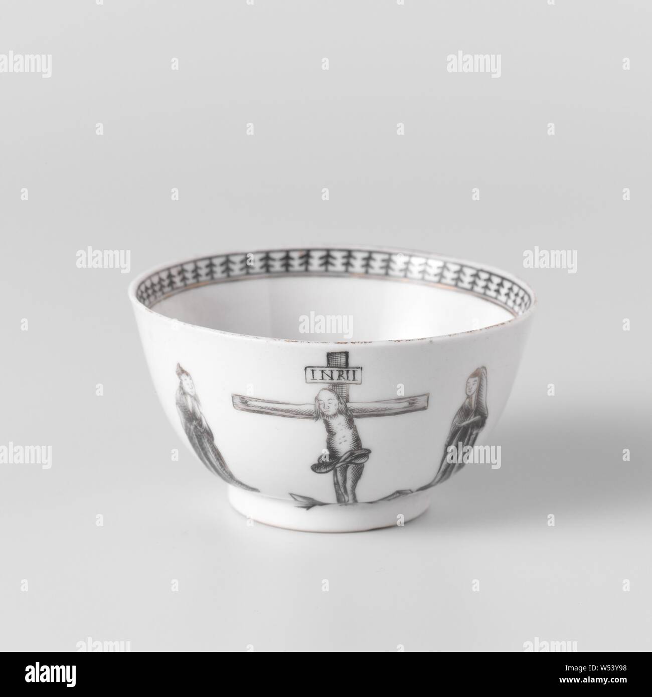 Coupe en forme de cloche, avec une scène de la crucifixion, en forme de cloche tasse de porcelaine avec un mur droit, peint à l'émail noir et or. À l'extérieur deux fois une représentation de la Crucifixion avec les deux maries, la partie inférieure avec une brindille, un groupe avec un motif décoratif sur le bord intérieur. Partie d'un service à thé. Salon européen en encre de Chine., anonyme, la Chine, l'c. 1780, dynastie Qing-(1644-1912) / période de Qianlong (1736-1795), Porcelaine, glaçure (matériel), de l'or (métal), la vitrification, H 4,5 cm d 7,8 cm d 3,9 cm Banque D'Images