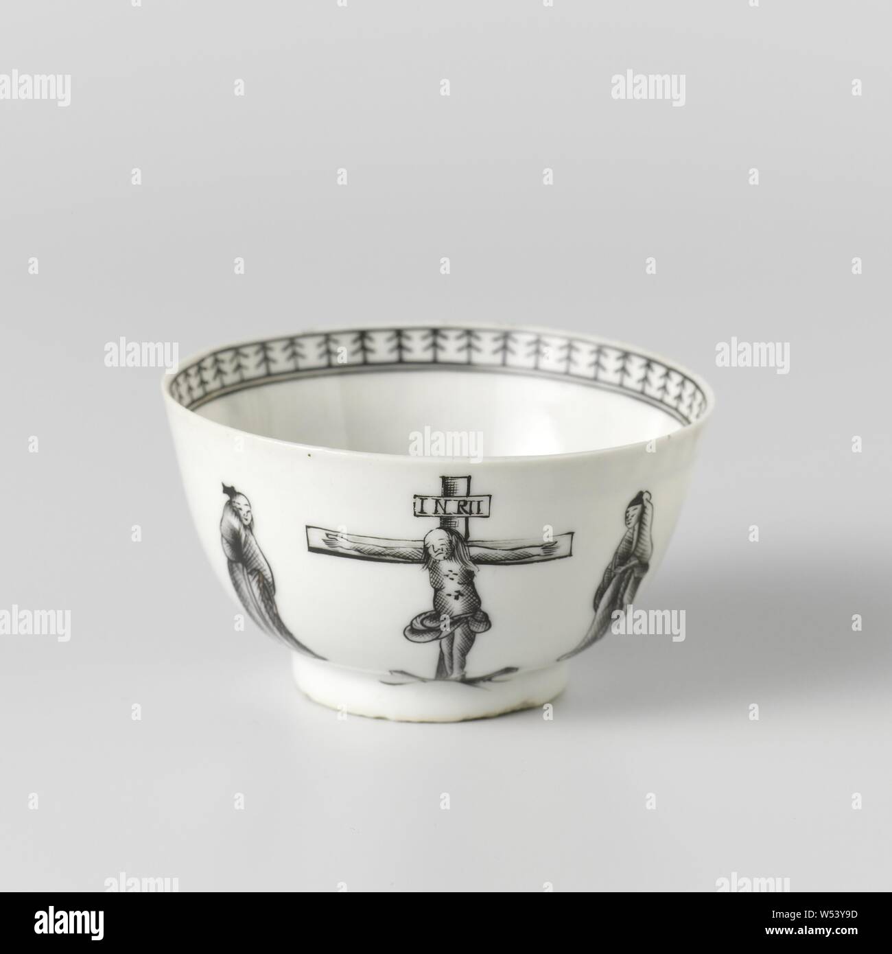 Coupe en forme de cloche, avec une scène de la crucifixion, en forme de cloche tasse de porcelaine avec un mur droit, peint à l'émail noir et or. À l'extérieur deux fois une représentation de la Crucifixion avec les deux maries, la partie inférieure avec une brindille, un groupe avec un motif décoratif sur le bord intérieur. Une fissure dans le mur. Partie d'un service à thé. Salon européen en encre de Chine., anonyme, la Chine, l'c. 1780, dynastie Qing-(1644-1912) / période de Qianlong (1736-1795), Porcelaine, glaçure (matériel), de l'or (métal), la vitrification, H 4,5 cm d 7,8 cm d 3,9 cm Banque D'Images
