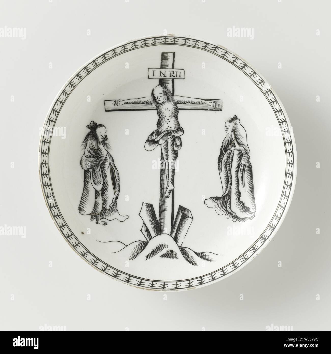 Soucoupe d'une scène de crucifixion, plat en porcelaine, peintes sur l'émail en noir et or. Sur la plaque de l'antenne parabolique d'une représentation de la Crucifixion avec les deux maries, sur le bord une bande avec un motif décoratif. Une puce dans le bord. Partie d'un service à thé. Salon européen en encre de Chine., anonyme, la Chine, l'c. 1780, dynastie Qing-(1644-1912) / période de Qianlong (1736-1795), Porcelaine, glaçure (matériel), de l'or (métal), la vitrification, H 2,9 cm d 7,5 cm 12,5 cm d Banque D'Images
