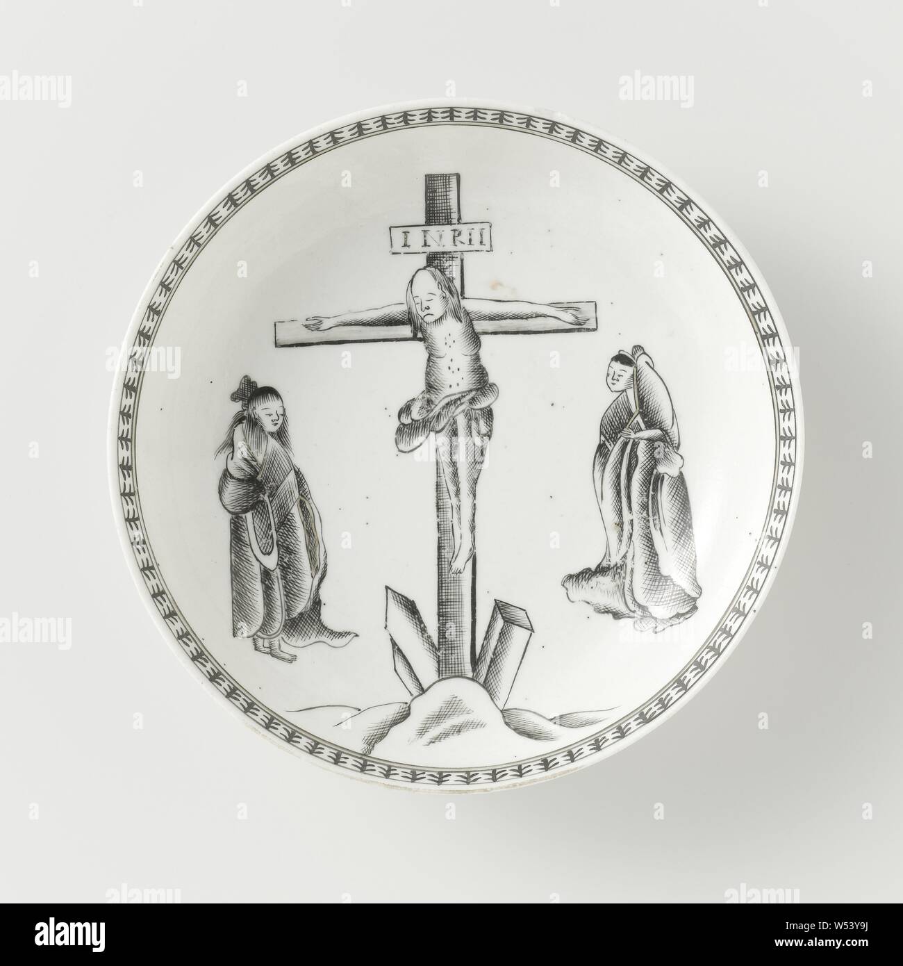 Soucoupe d'une scène de crucifixion, plat en porcelaine, peintes sur l'émail en noir et or. Sur la plaque de l'antenne parabolique d'une représentation de la Crucifixion avec les deux maries, sur le bord une bande avec un motif décoratif. Partie d'un service à thé. Salon européen en encre de Chine., anonyme, la Chine, l'c. 1780, dynastie Qing-(1644-1912) / période de Qianlong (1736-1795), Porcelaine, glaçure (matériel), de l'or (métal), la vitrification, H 2,9 cm d 7,5 cm 12,5 cm d Banque D'Images