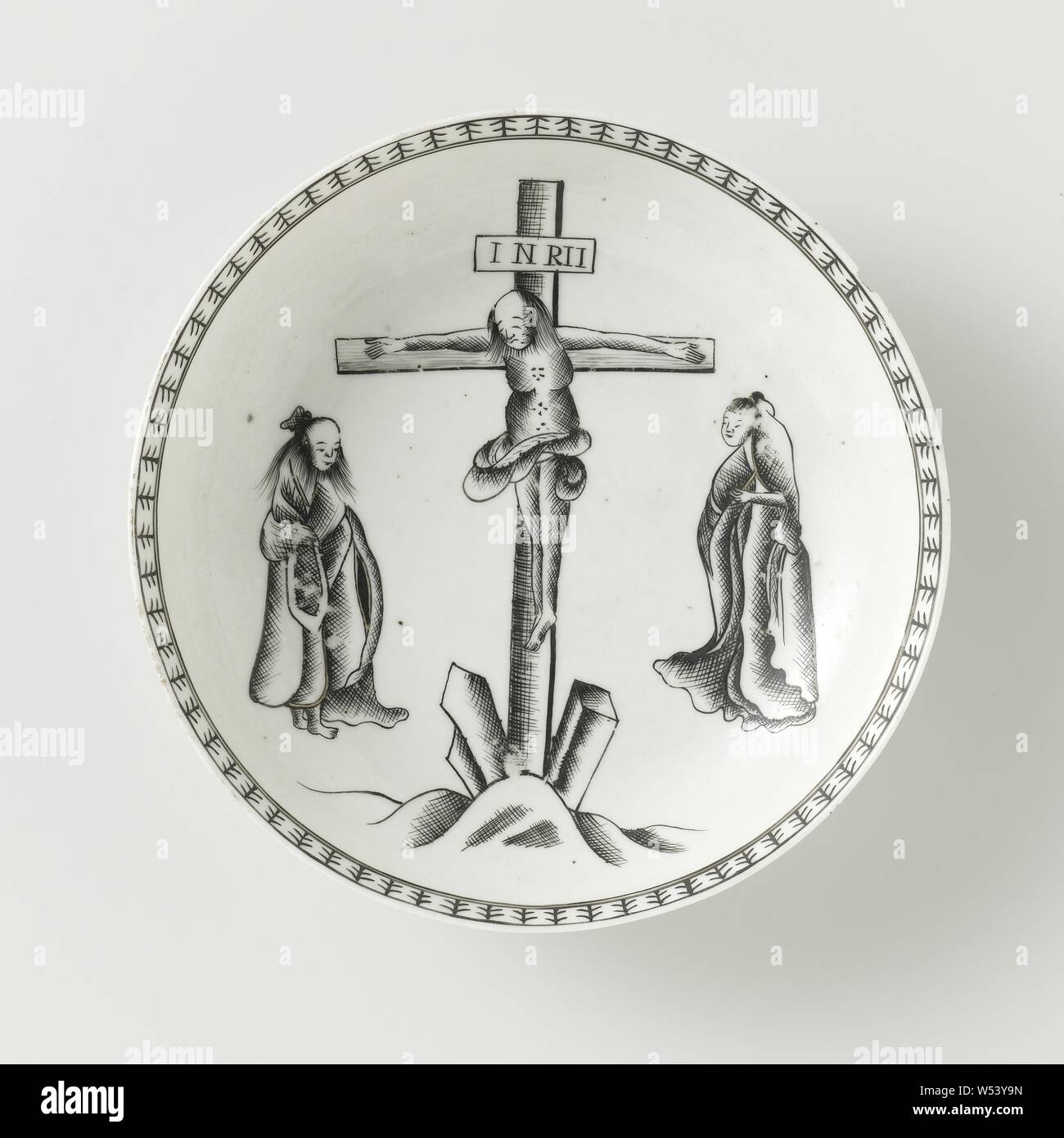 Soucoupe d'une scène de crucifixion, plat en porcelaine, peintes sur l'émail en noir et or. Sur la plaque de l'antenne parabolique d'une représentation de la Crucifixion avec les deux maries, sur le bord une bande avec un motif décoratif. Deux fissures dans le bord. Partie d'un service à thé. Salon européen en encre de Chine., anonyme, la Chine, l'c. 1780, dynastie Qing-(1644-1912) / période de Qianlong (1736-1795), Porcelaine, glaçure (matériel), de l'or (métal), la vitrification, H 2,9 cm d 7,5 cm 12,5 cm d Banque D'Images