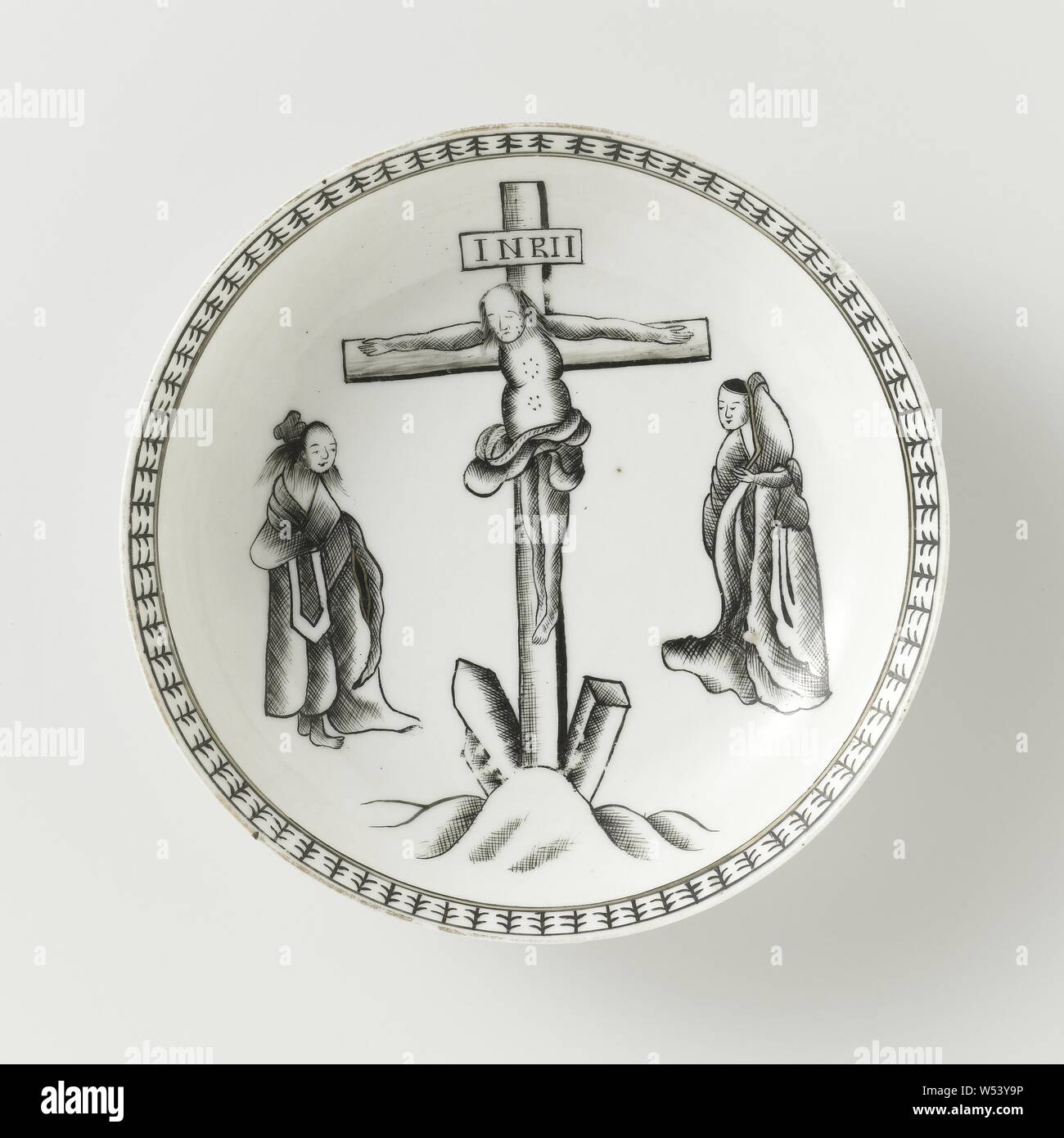 Soucoupe d'une scène de crucifixion, plat en porcelaine, peintes sur l'émail en noir et or. Sur la plaque de l'antenne parabolique d'une représentation de la Crucifixion avec les deux maries, sur le bord une bande avec un motif décoratif. Deux fissures et une puce dans le bord. Partie d'un service à thé. Salon européen en encre de Chine., anonyme, la Chine, l'c. 1780, dynastie Qing-(1644-1912) / période de Qianlong (1736-1795), Porcelaine, glaçure (matériel), de l'or (métal), la vitrification, H 2,9 cm d 7,5 cm 12,5 cm d Banque D'Images