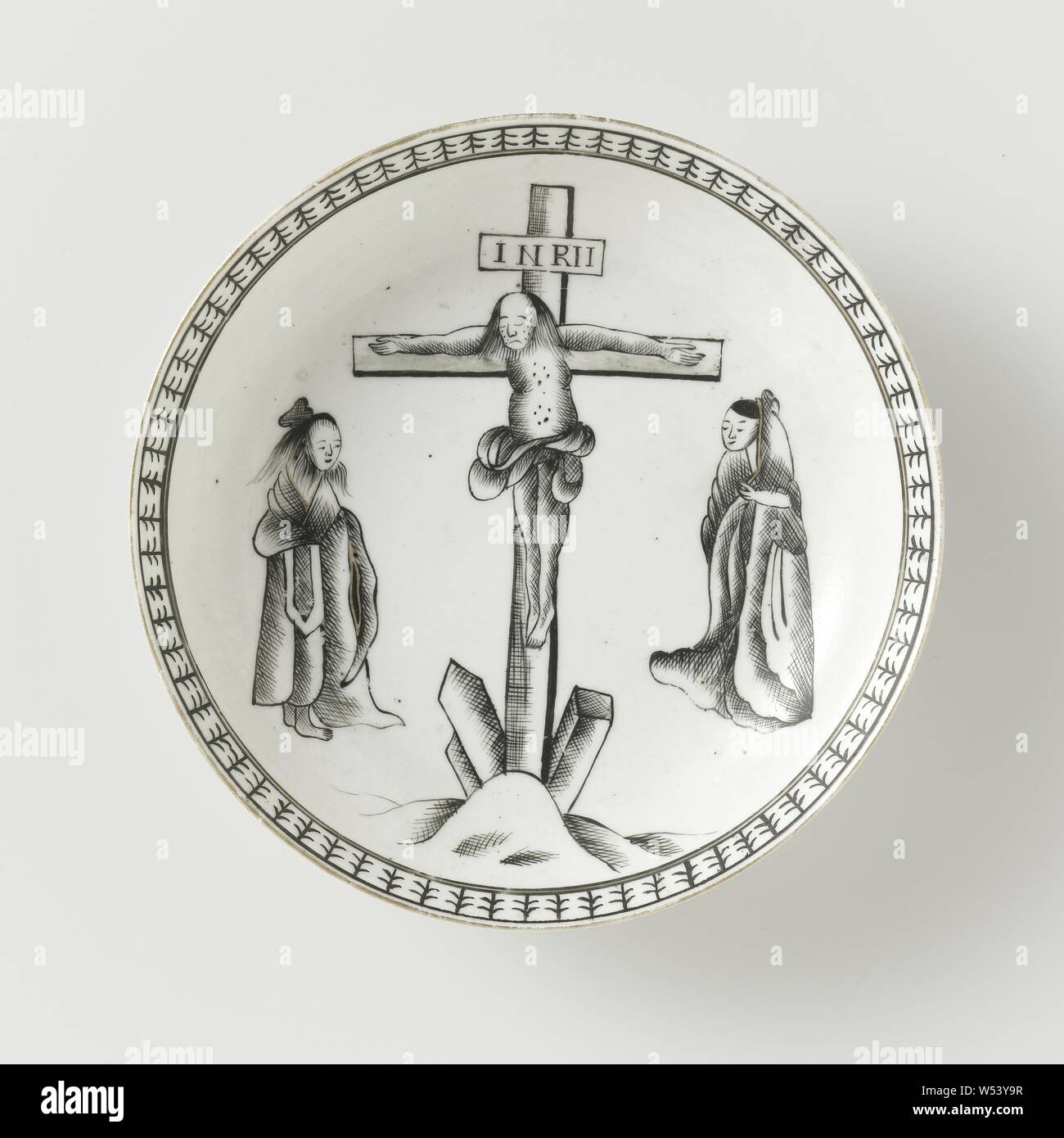 Soucoupe d'une scène de crucifixion, plat en porcelaine, peintes sur l'émail en noir et or. Sur la plaque de l'antenne parabolique d'une représentation de la Crucifixion avec les deux maries, sur le bord une bande avec un motif décoratif. Partie d'un service à thé. Salon européen en encre de Chine., anonyme, la Chine, l'c. 1780, dynastie Qing-(1644-1912) / période de Qianlong (1736-1795), Porcelaine, glaçure (matériel), de l'or (métal), la vitrification, H 2,9 cm d 7,5 cm 12,5 cm d Banque D'Images