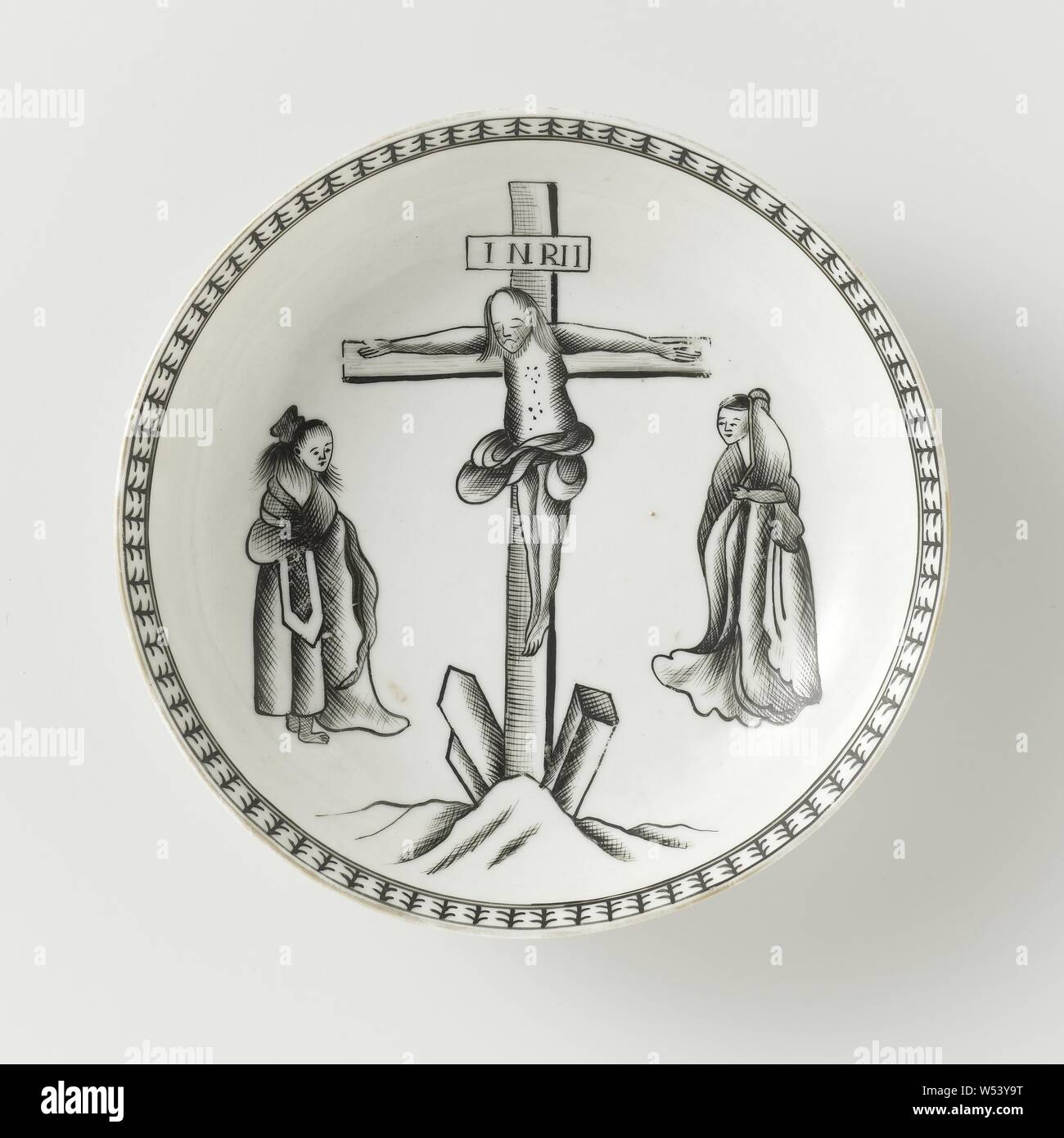 Soucoupe d'une scène de crucifixion, plat en porcelaine, peintes sur l'émail en noir et or. Sur la plaque de l'antenne parabolique d'une représentation de la Crucifixion avec les deux maries, sur le bord une bande avec un motif décoratif. Partie d'un service à thé. Salon européen en encre de Chine., anonyme, la Chine, l'c. 1780, dynastie Qing-(1644-1912) / période de Qianlong (1736-1795), Porcelaine, glaçure (matériel), de l'or (métal), la vitrification, H 2,9 cm d 7,5 cm 12,5 cm d Banque D'Images