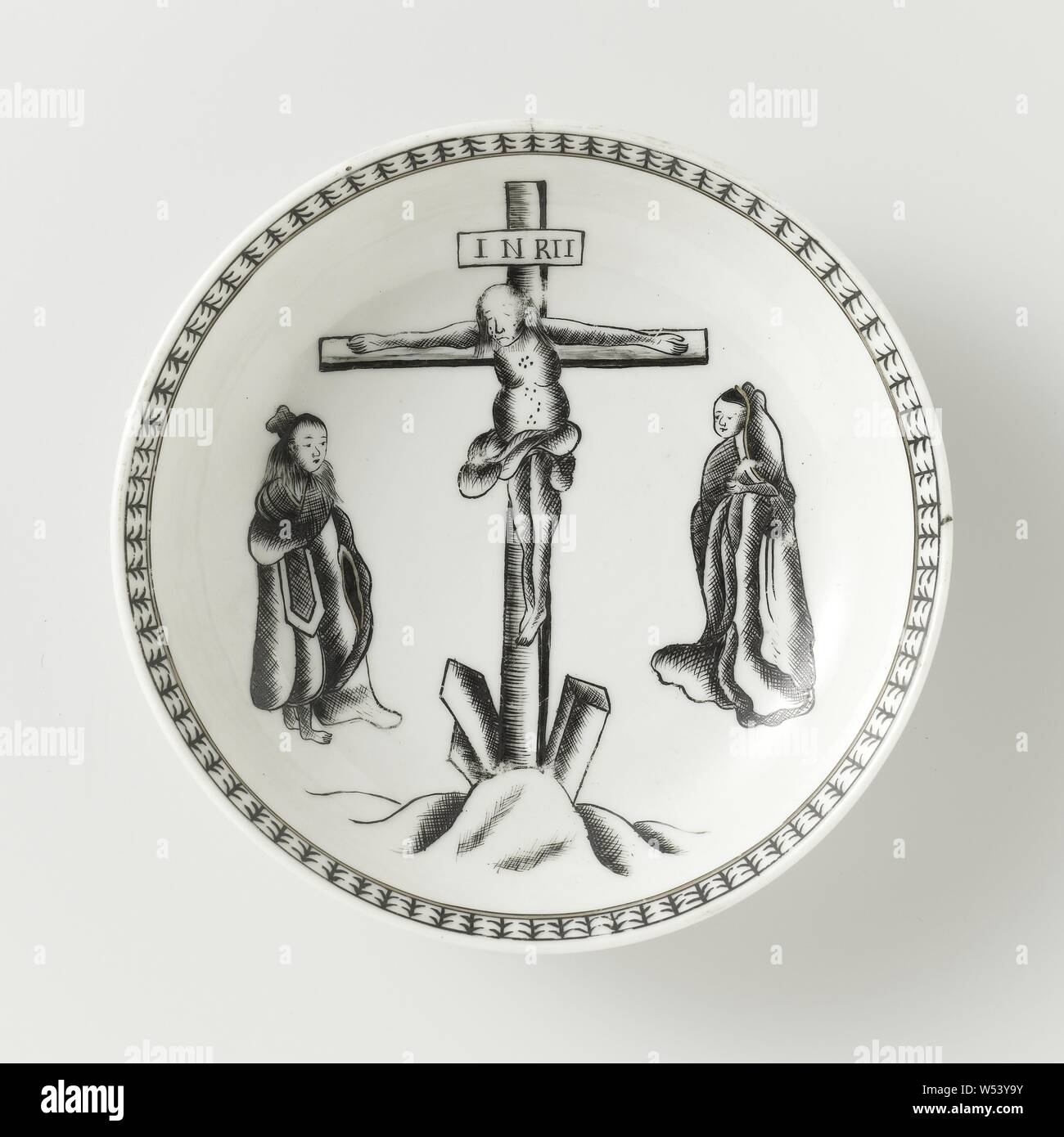 Soucoupe d'une scène de crucifixion, plat en porcelaine, peintes sur l'émail en noir et or. Sur la plaque de l'antenne parabolique d'une représentation de la Crucifixion avec les deux maries, sur le bord une bande avec un motif décoratif. Partie d'un service à thé. Salon européen en encre de Chine., anonyme, la Chine, l'c. 1780, dynastie Qing-(1644-1912) / période de Qianlong (1736-1795), Porcelaine, glaçure (matériel), de l'or (métal), la vitrification, H 2,9 cm d 7,5 cm 12,5 cm d Banque D'Images