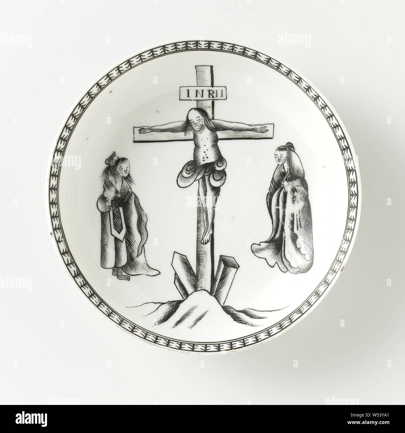 Soucoupe d'une scène de crucifixion, plat en porcelaine, peintes sur l'émail en noir et or. Sur la plaque de l'antenne parabolique d'une représentation de la Crucifixion avec les deux maries, sur le bord une bande avec un motif décoratif. Partie d'un service à thé. Salon européen en encre de Chine., anonyme, la Chine, l'c. 1780, dynastie Qing-(1644-1912) / période de Qianlong (1736-1795), Porcelaine, glaçure (matériel), de l'or (métal), la vitrification, H 2,9 cm d 7,5 cm 12,5 cm d Banque D'Images