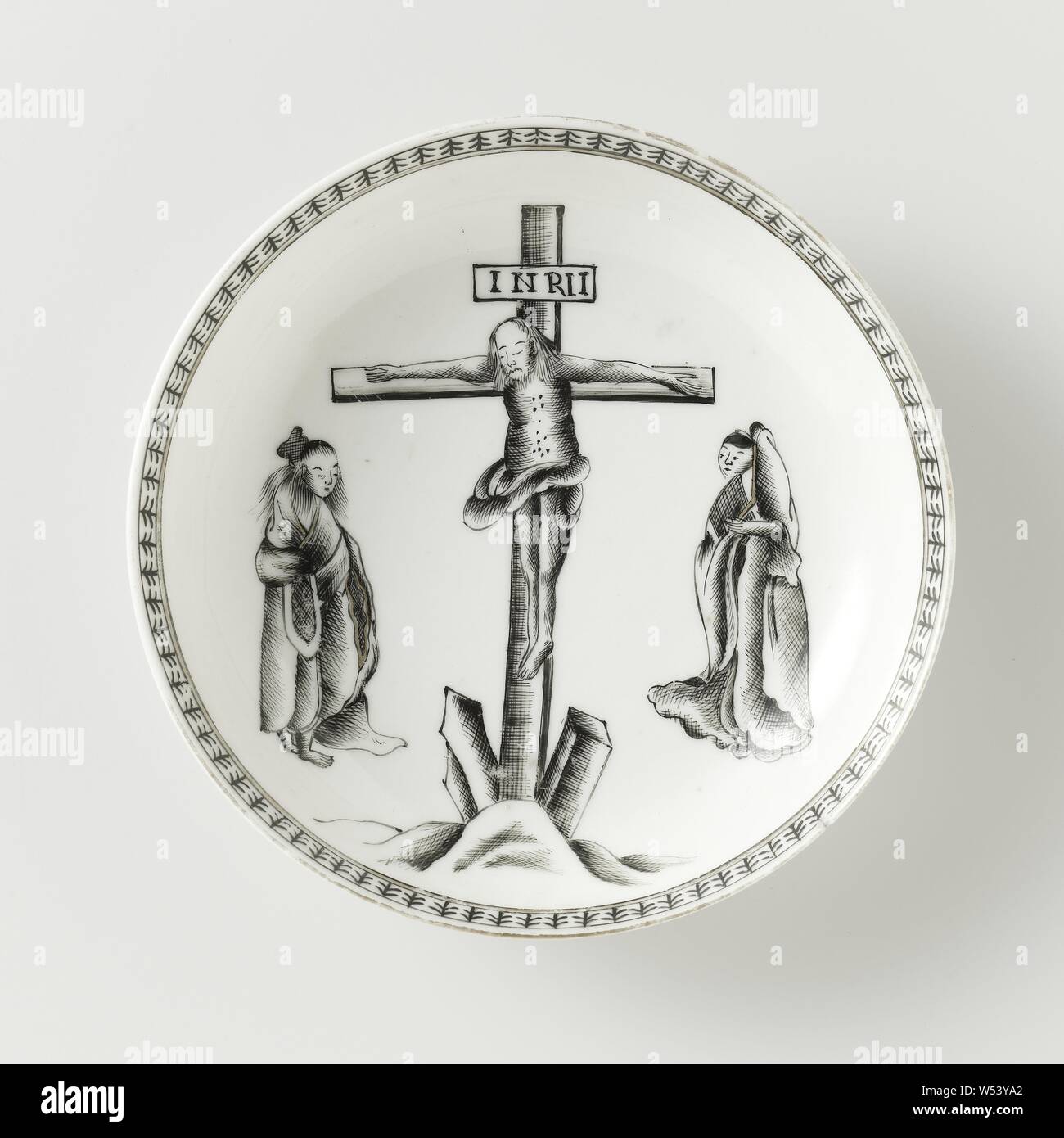 Soucoupe d'une scène de crucifixion, plat en porcelaine, peintes sur l'émail en noir et or. Sur la plaque de l'antenne parabolique d'une représentation de la Crucifixion avec les deux maries, sur le bord une bande avec un motif décoratif. Une fissure dans le bord. Partie d'un service à thé. Salon européen en encre de Chine., anonyme, la Chine, l'c. 1780, dynastie Qing-(1644-1912) / période de Qianlong (1736-1795), Porcelaine, glaçure (matériel), de l'or (métal), la vitrification, H 2,9 cm d 7,5 cm 12,5 cm d Banque D'Images