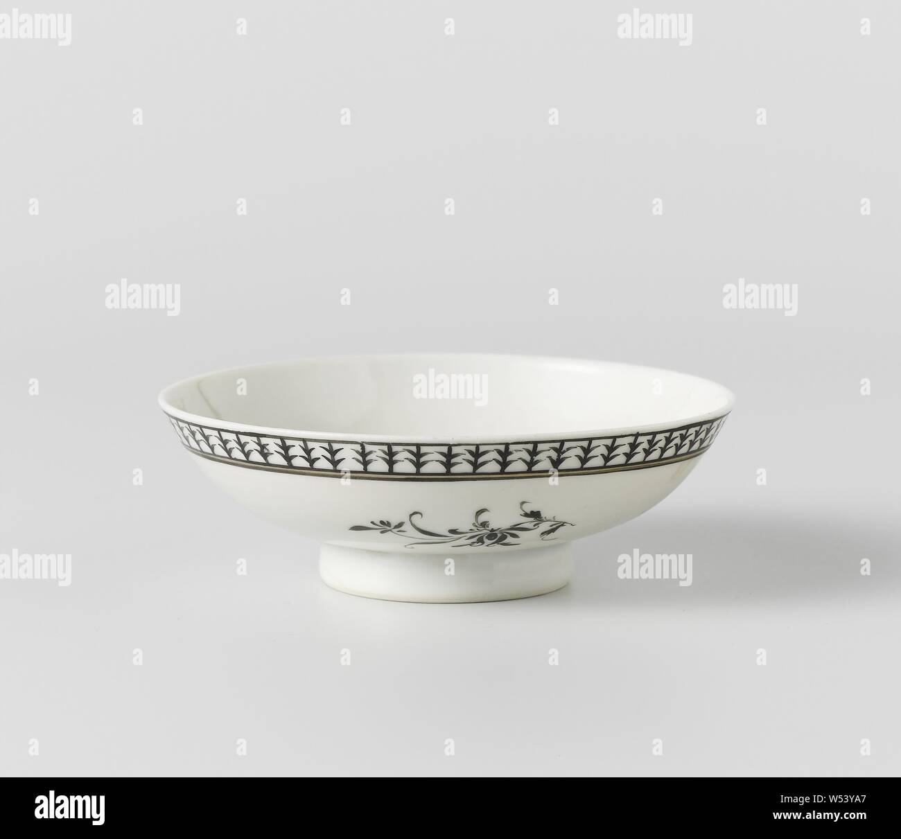 Couvrir avec les sprays de fleurs ornementales, et une frontière avec couvercle en porcelaine bouton en forme d'anneau, peinte sur l'émail en noir et or. Trois sprays de fleurs sur le couvercle, une orchidée dans le bourgeon annulaire, le bord extérieur avec une bande avec un motif décoratif. Pas initialement partie du service à thé. Salon européen en encre de Chine., anonyme, la Chine, l'c. 1780, dynastie Qing-(1644-1912) / période de Qianlong (1736-1795), Porcelaine, glaçure (matériel), de l'or (métal), la vitrification, H 3,5 cm d 10.2 cm Banque D'Images