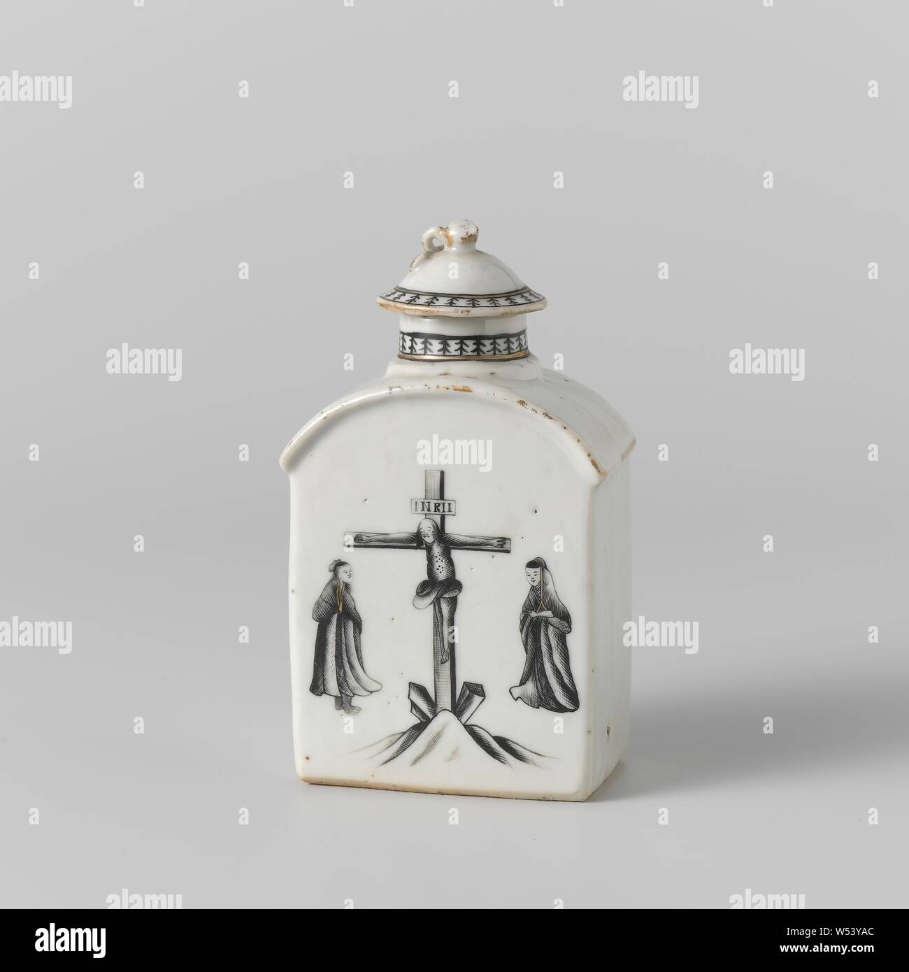 Plateau rectangulaire caddy avec une crucifixion, scène légèrement épaissi, couvercle rond de porcelaine rectangulaire plateau caddy, peint sur la glace en noir et or. Frontière couvercle peint avec un groupe avec un motif décoratif. Bouton du couvercle en forme de pêche. Partie d'un service à thé. Salon européen en encre de Chine., anonyme, la Chine, l'c. 1780, dynastie Qing-(1644-1912) / période de Qianlong (1736-1795), Porcelaine, glaçure (matériel), de l'or (métal), la vitrification, H 2,9 cm × 3,8 cm d Banque D'Images