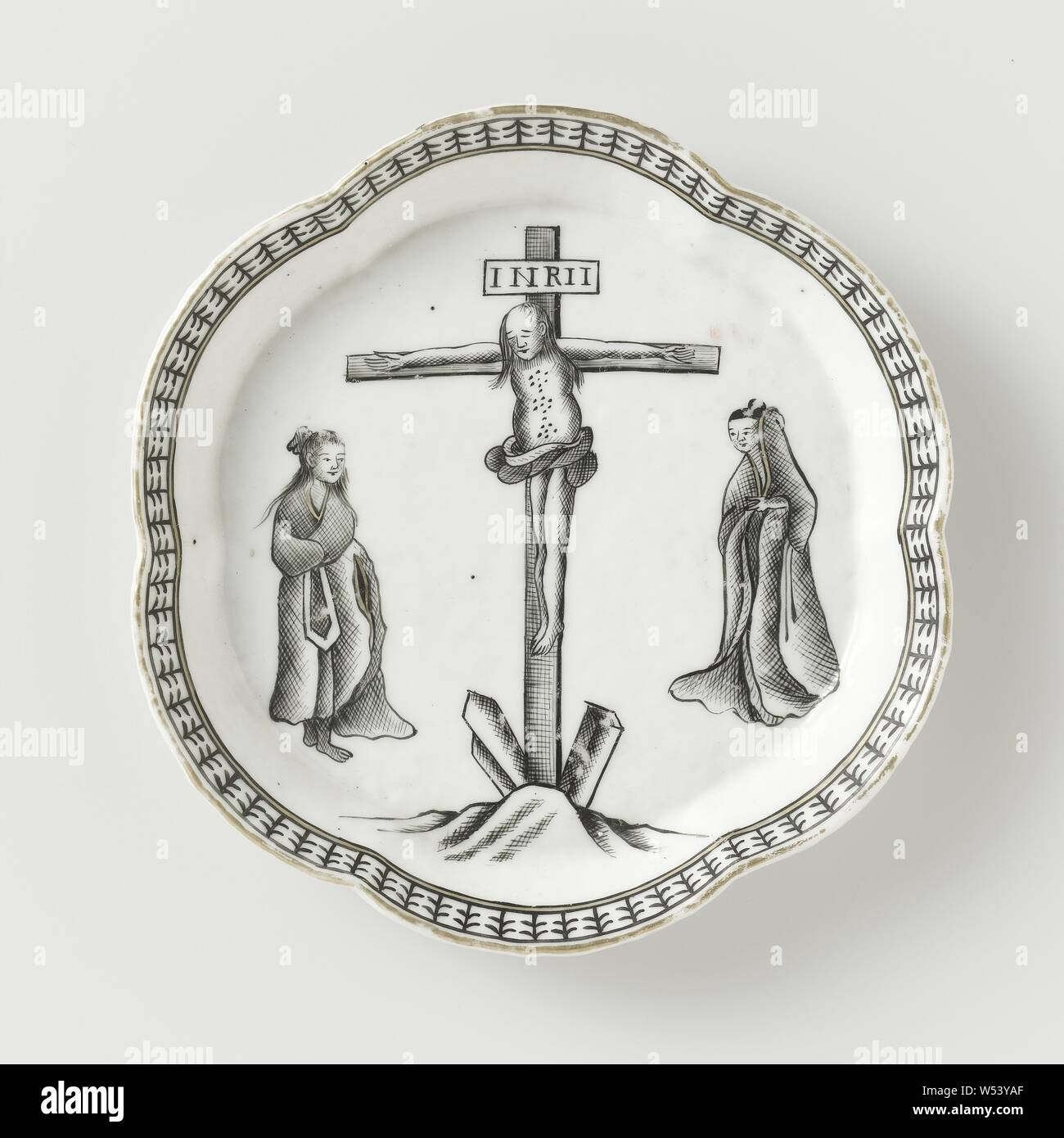 Stand théière avec une crucifixion, scène Pattipan en porcelaine avec six lobes, mur peint sur l'émail en noir et or. Sur l'étagère d'une représentation de la Crucifixion avec les deux maries, un groupe avec un motif décoratif sur le bord intérieur. Face inférieure non vitrés. Partie d'un service à thé. Salon européen en encre de Chine., anonyme, la Chine, l'c. 1780, dynastie Qing-(1644-1912) / période de Qianlong (1736-1795), Porcelaine, glaçure (matériel), de l'or (métal), la vitrification, H 1,9 cm d 13 cm d 10,6 cm Banque D'Images